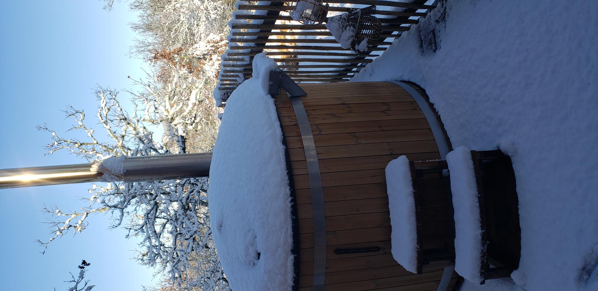Évasion dans les arbres : cabane des rails avec spa en Limousin à Chartrier Ferriere — espace de vie