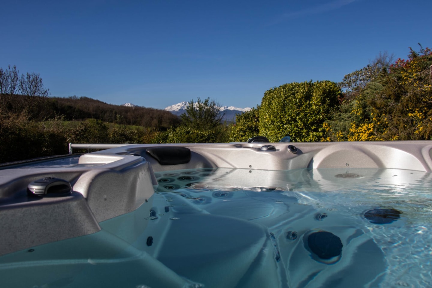 Mégapod le Refuge Insolite — Pod avec jacuzzi à Ariège à Vernajoul — détail architectural