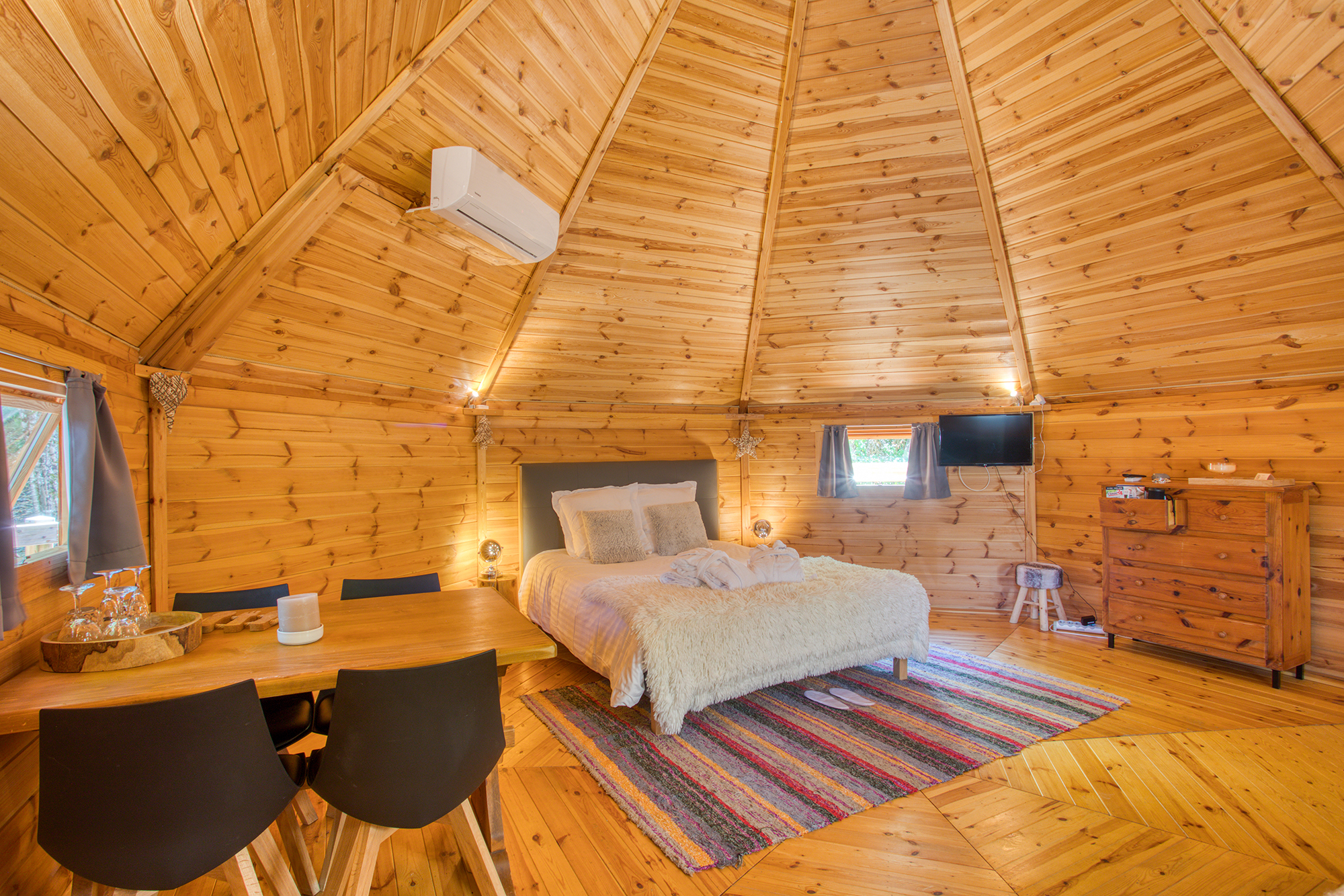 La Cabane Spa du Charme : un cocon enchanteur en Aquitaine à Saint Cybranet — vue intérieure