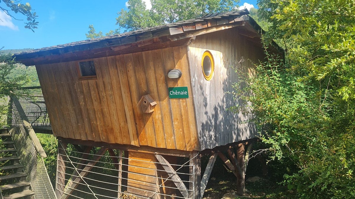 La Chênaie : une cabane sur pilotis pour une immersion en nature à Serrières-Sur-Ain — espace de vie