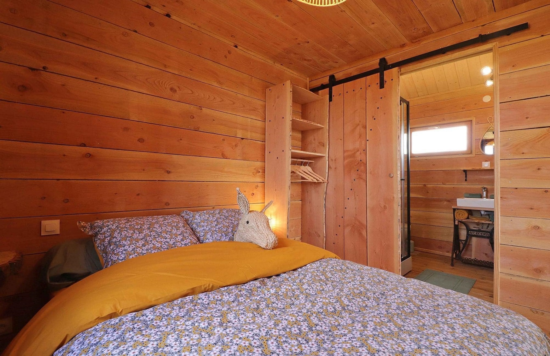La Cabane de Jabi — Cabane sur pilotis avec spa à Orne à Argentan — espace de vie