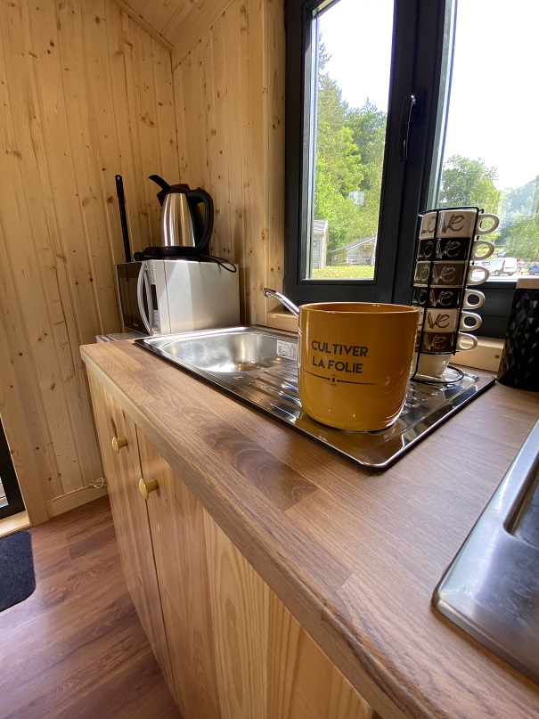 La Roulotte — Séjour insolite avec spa à Tarn à Rabastens — cuisine