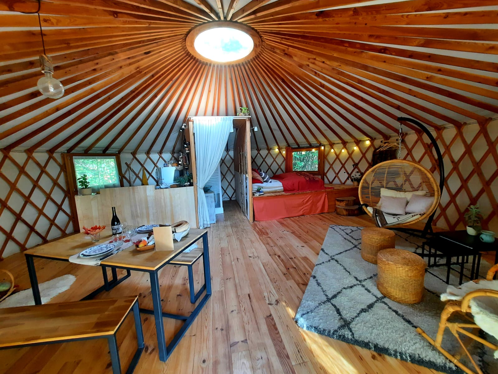 Yourte contemporaine tout confort — Séjour paisible à La Ferme de la Goursaline en Haute-Vienne à Limoges — vue intérieure