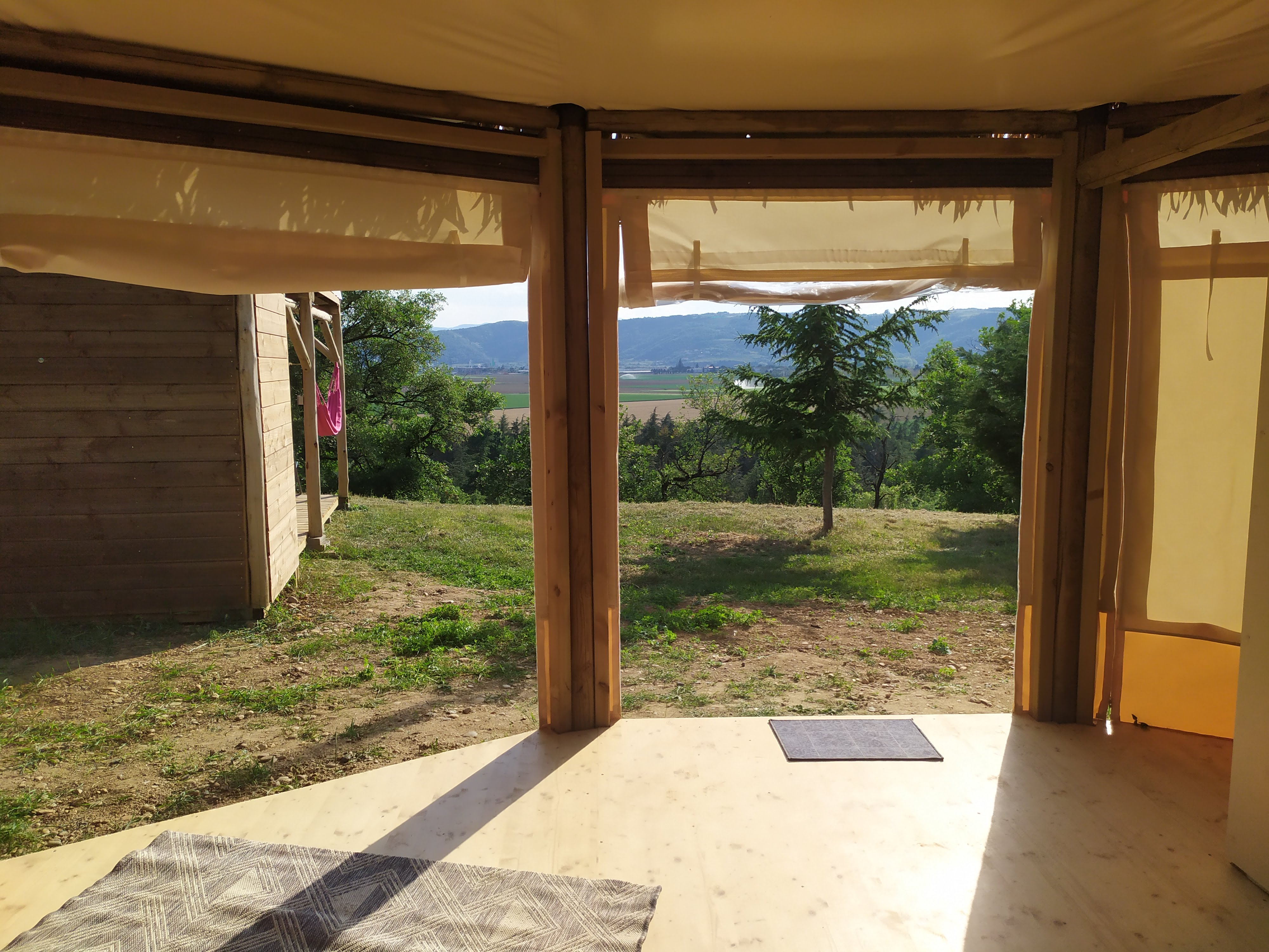 Savannah Lodge : une cabane immersive en Rhône-Alpes à Albon — détail architectural