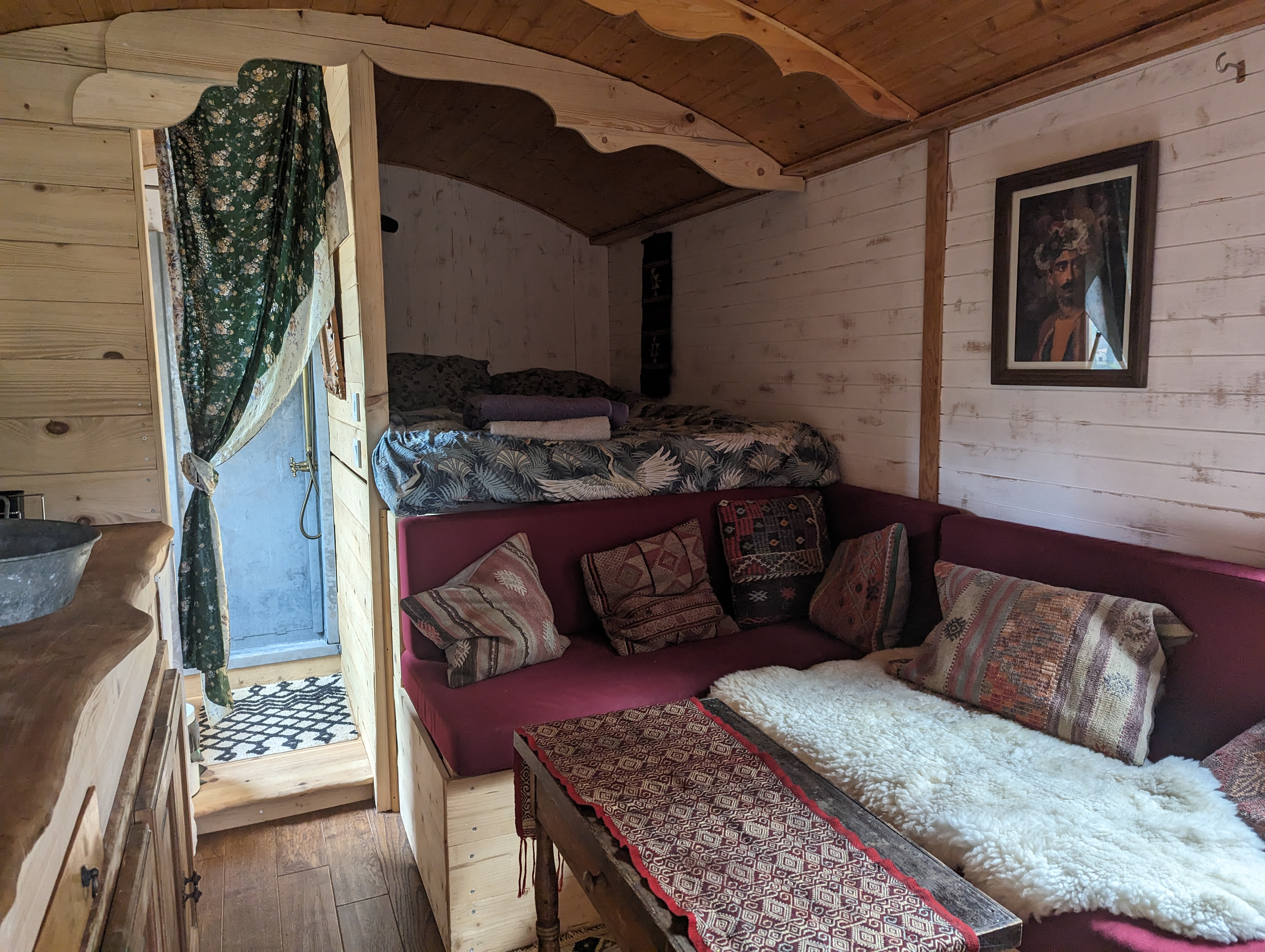Roulotte en Ecolieu : une escapade insolite en Provence à Barjols — chambre
