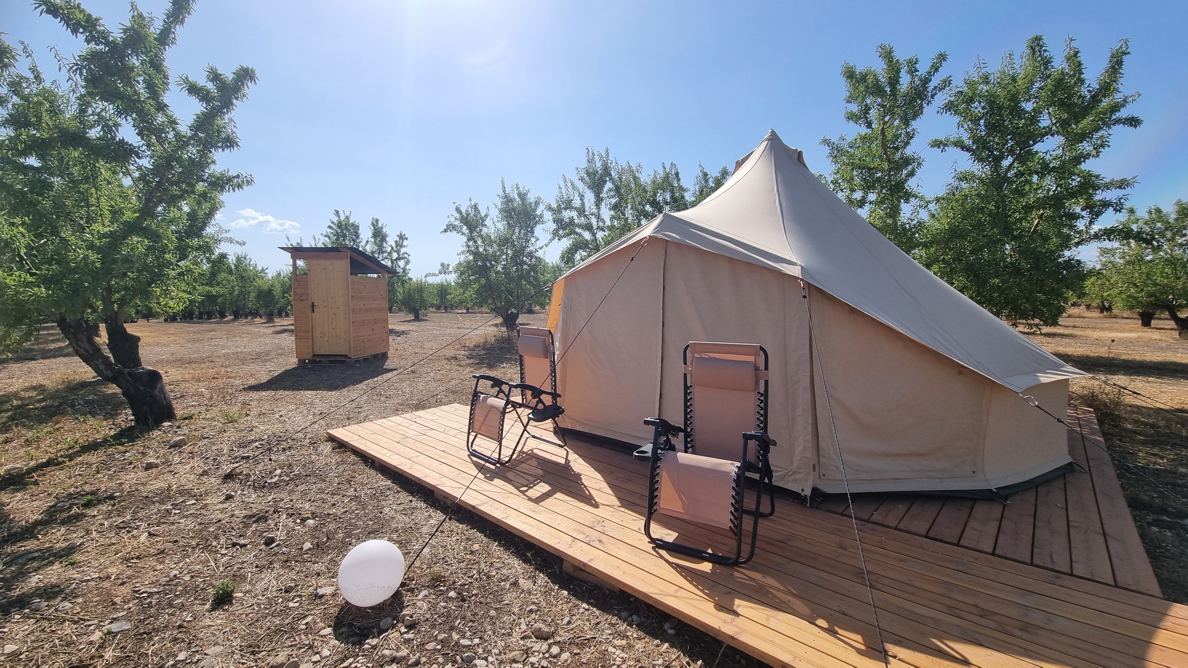Les Lavandes : une expérience unique en tente lodge à Valensole — salle de bain