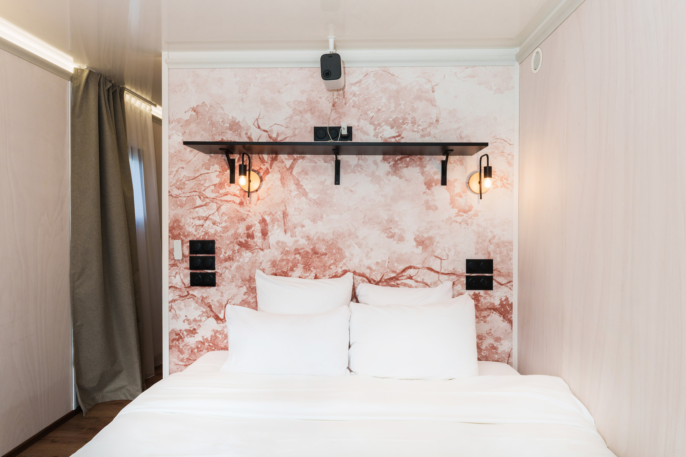 Photo 7/9 — Maison insolite « Suite flottante Lit king-size Balnéo — Maison insolite avec spa à L'Isle-Adam » à L'Isle-Adam…