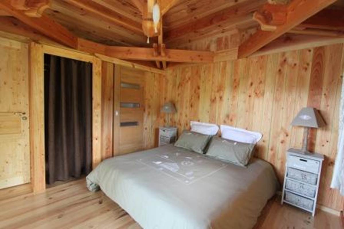 La Cabane des Tourtereaux — Cabane sur l'eau avec spa à Creuse à Chamberaud — espace de vie