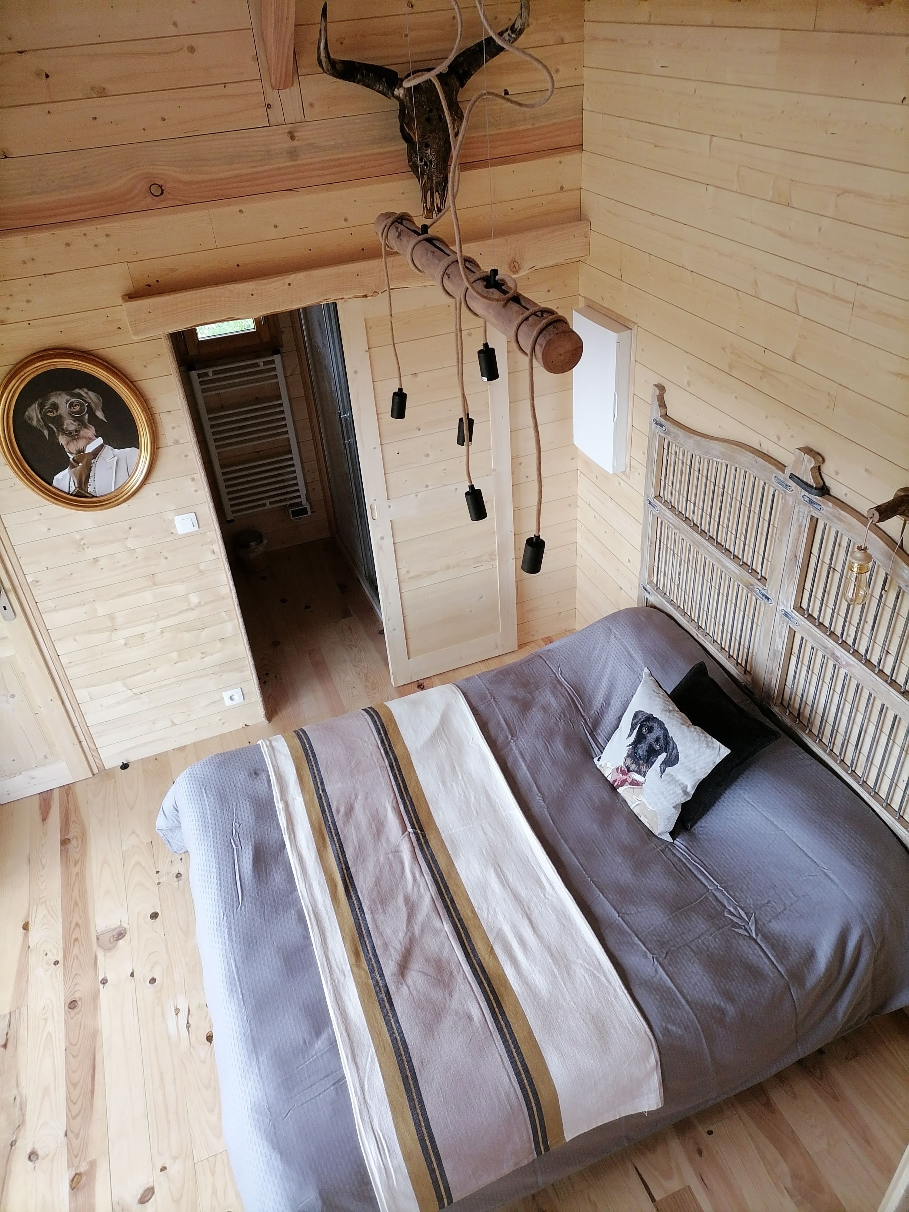 Cabane La Rastène & Spa : une évasion sur pilotis en Auvergne à Carlat — vue depuis la terrasse