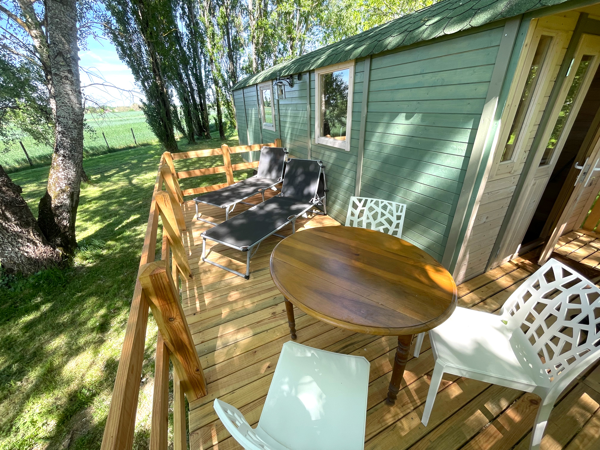 La Roulotte de la Clairière — Roulotte avec spa à Charente-Maritime à Grézac — espace de vie