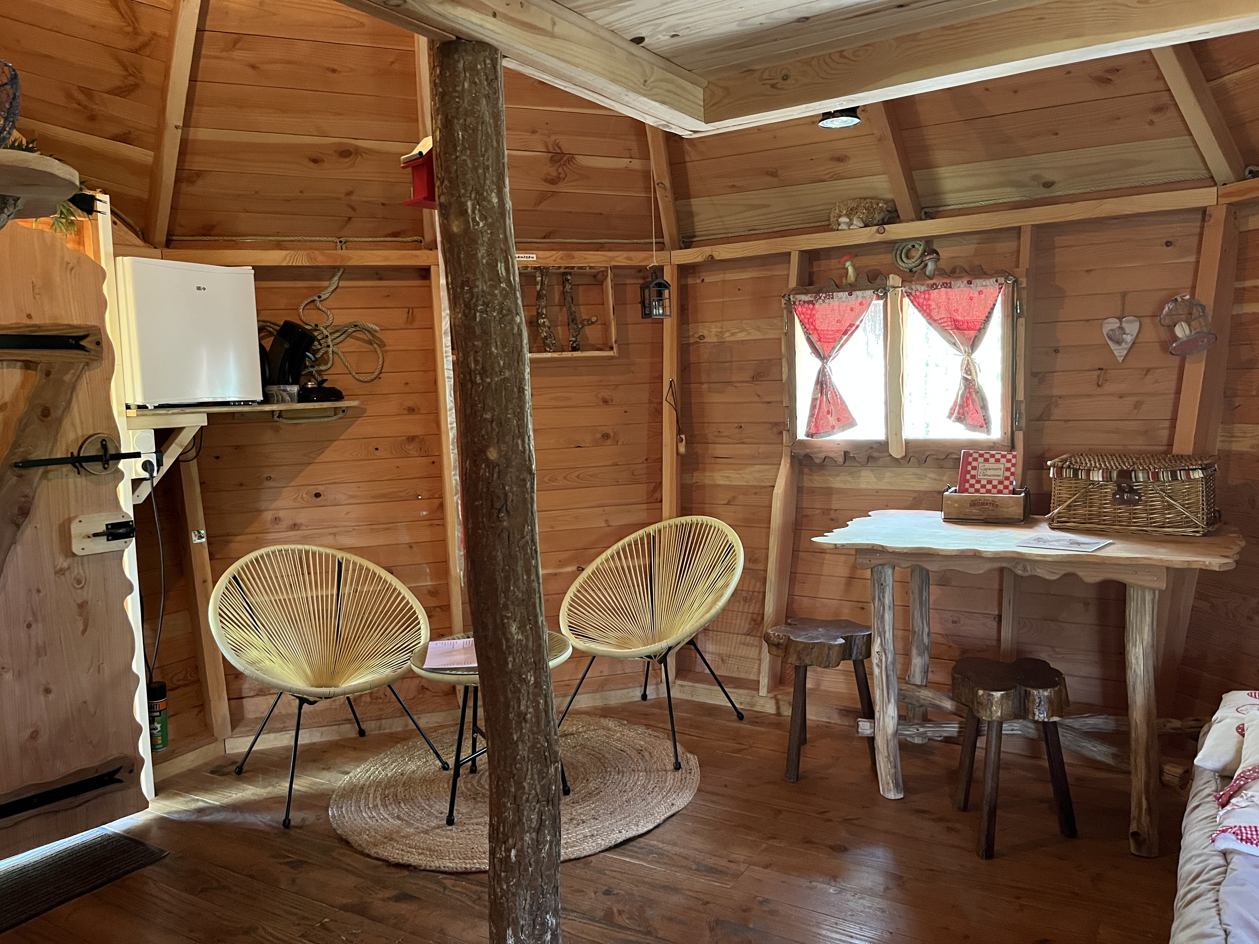 Cabane aux fées : une échappée enchantée sur pilotis à Chisseaux — vue intérieure