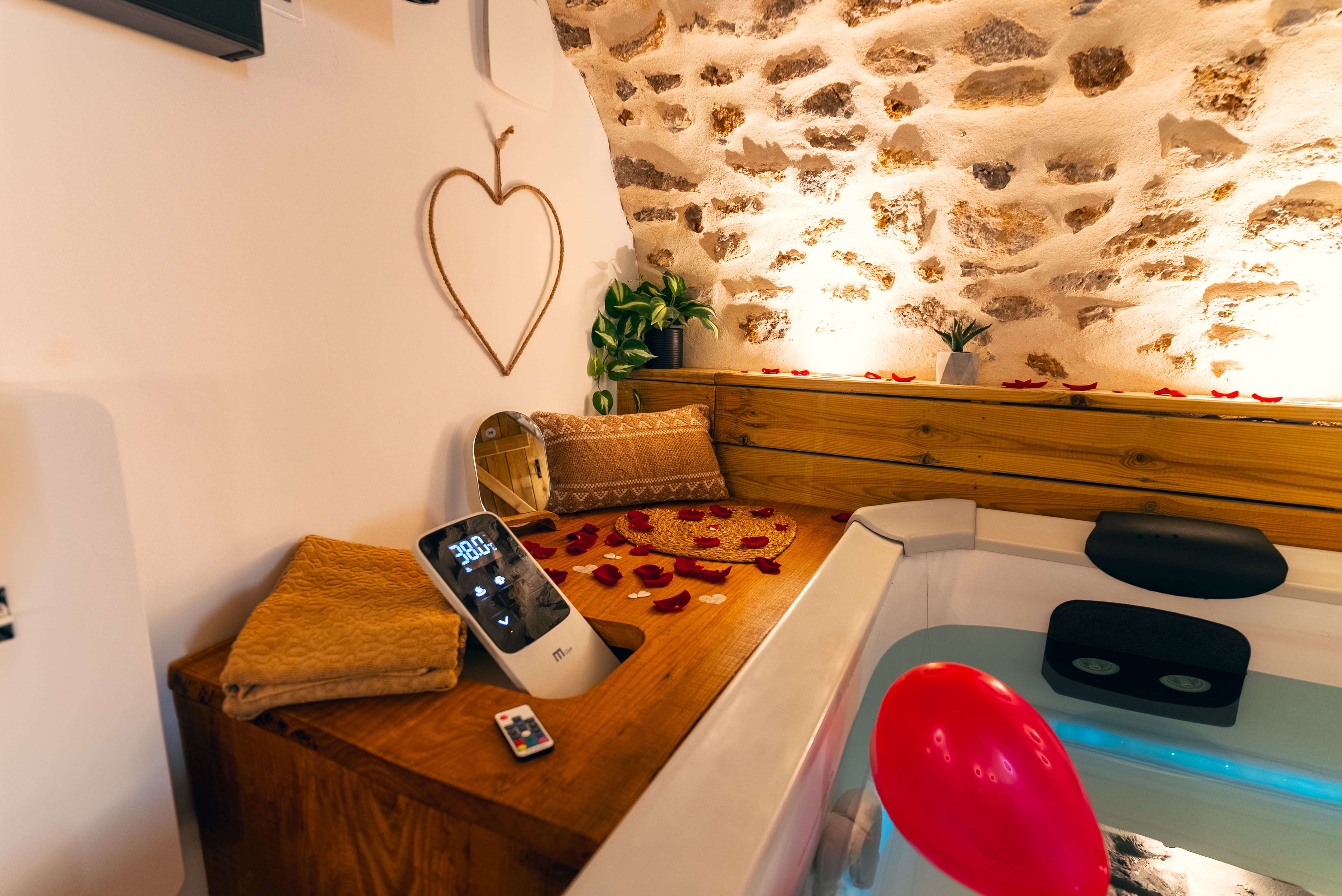 La voûte étoilée & Spa — Maison troglodyte avec jacuzzi à Seine-et-Marne à Serris — salle de bain