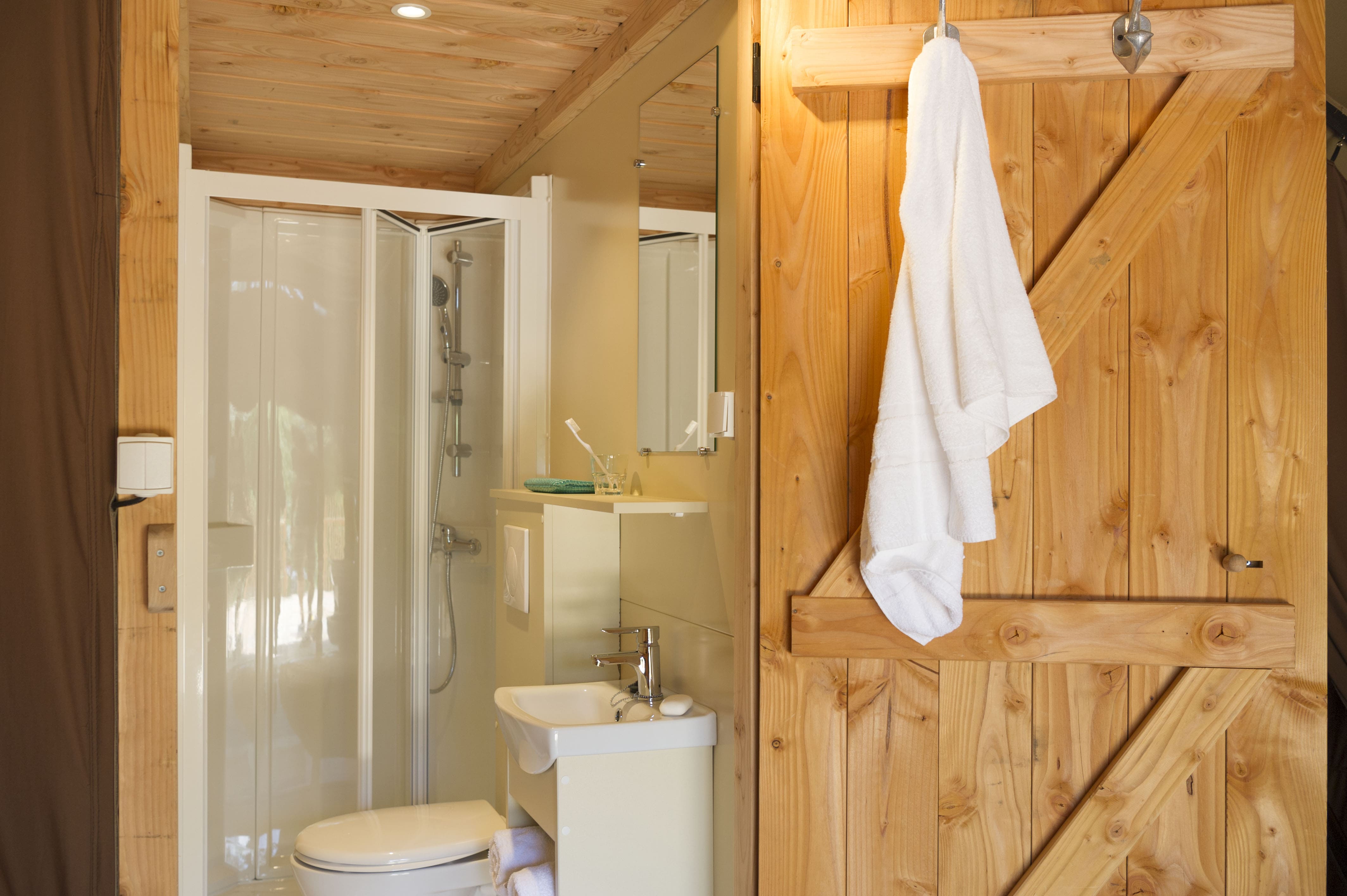 Tente Trappeur — Glamping au bord du Lac de la Siauve dans le Cantal à Saint-Genis-Les-Ollières — cuisine