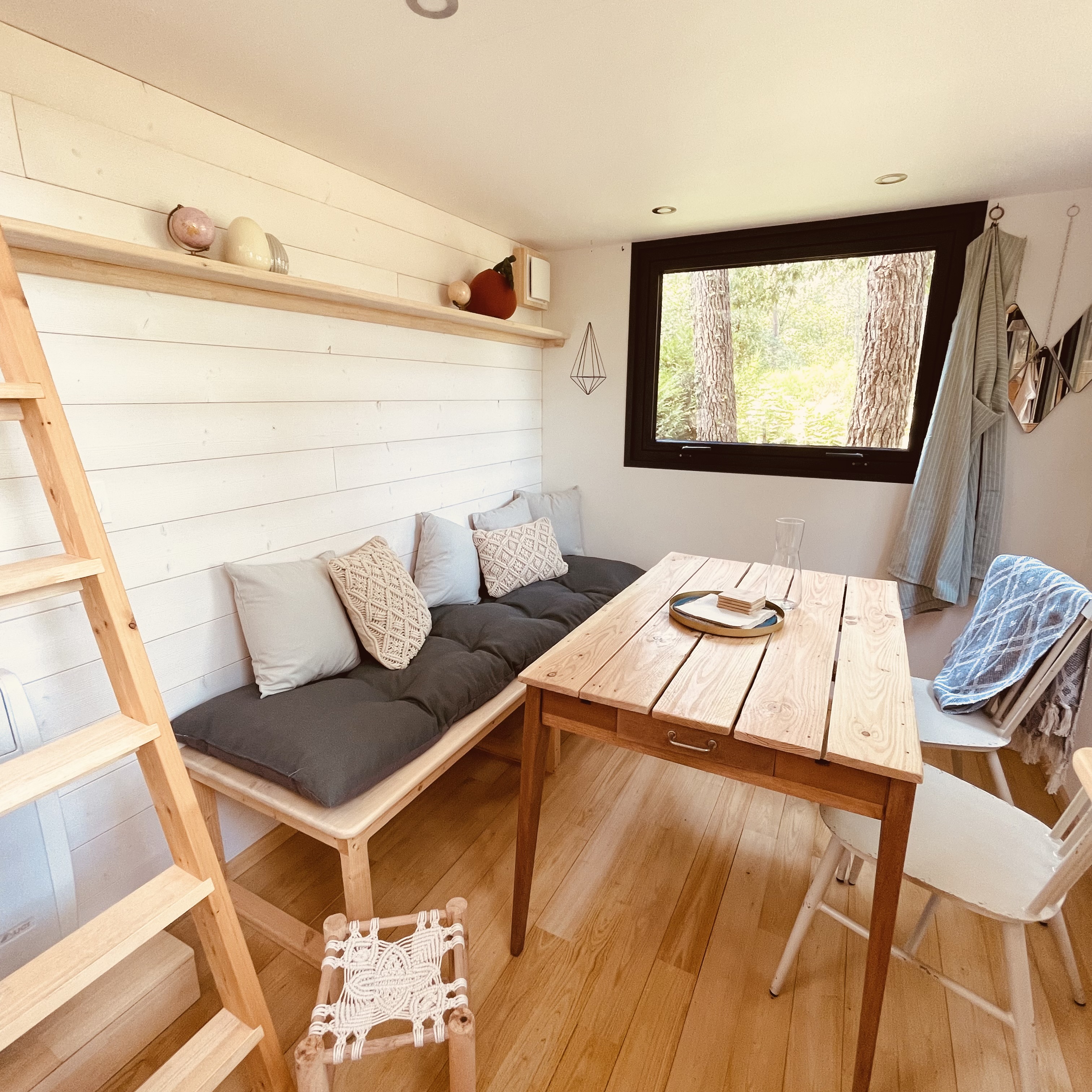 Évasion dans une tiny house moderne en Pays de la Loire à Clefs-Val-D'anjou — cuisine
