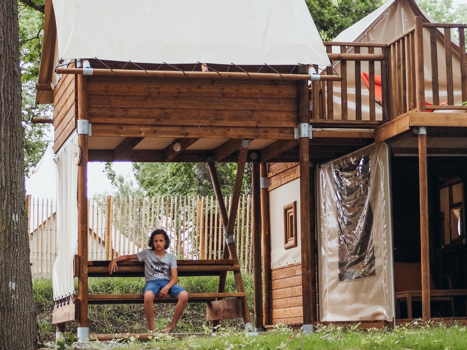 L'Ecolodge Duplex Nature — Cabane sur pilotis avec spa à Gers à Riguepeu — détail architectural
