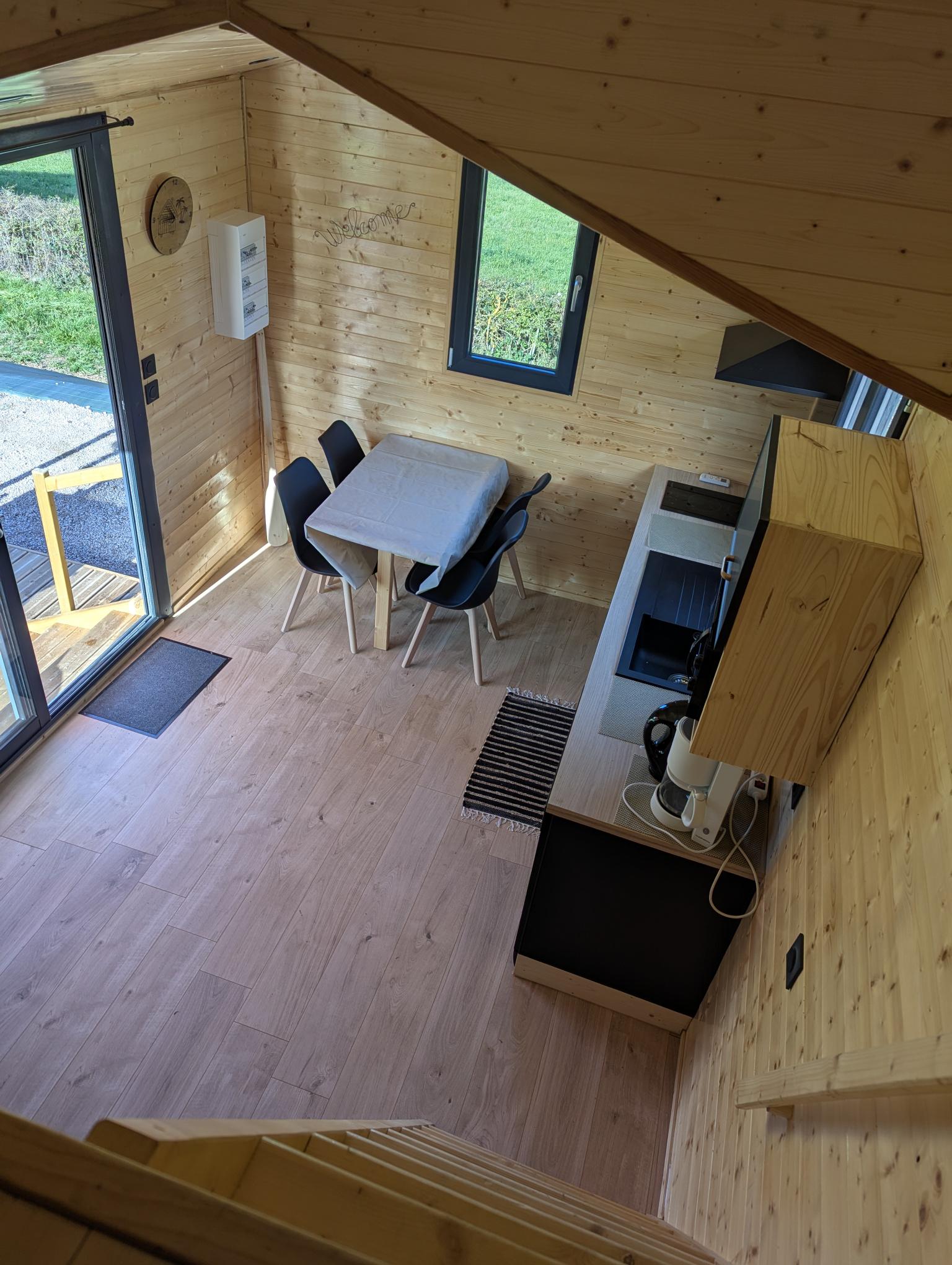Tiny house du bois prié — Séjour avec spa à Allier à Le Theil — vue depuis la terrasse