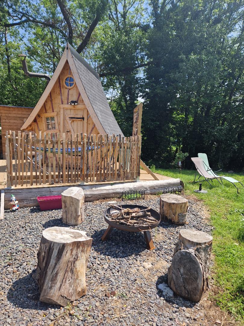 Évasion enchantée dans la cabane féerique Duo du Cheix à Saint-Diery — vue intérieure