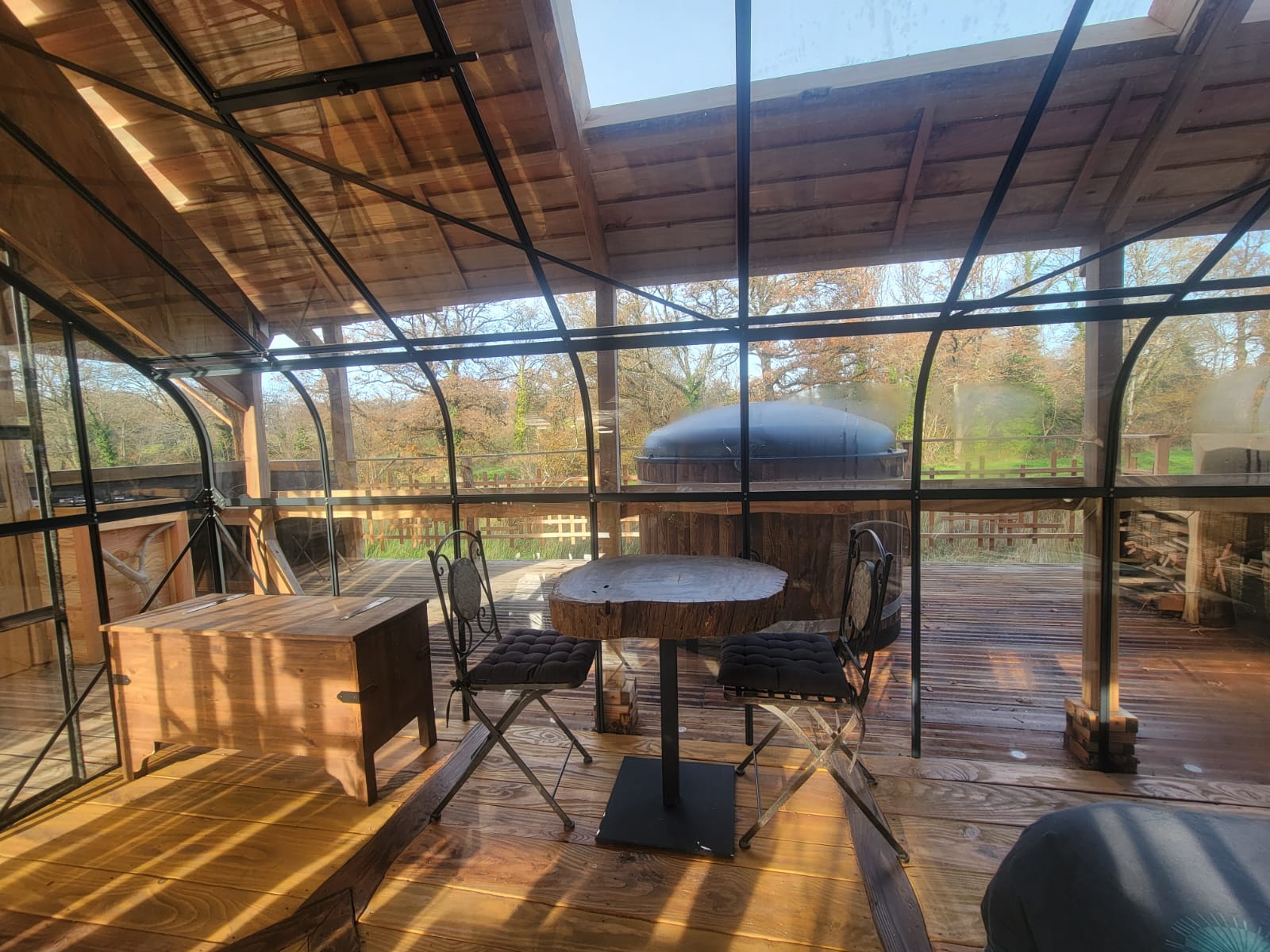 Le refuge d'Elrond : une évasion inclassable avec bain nordique à Saint Sulpice Les Feuilles — chambre