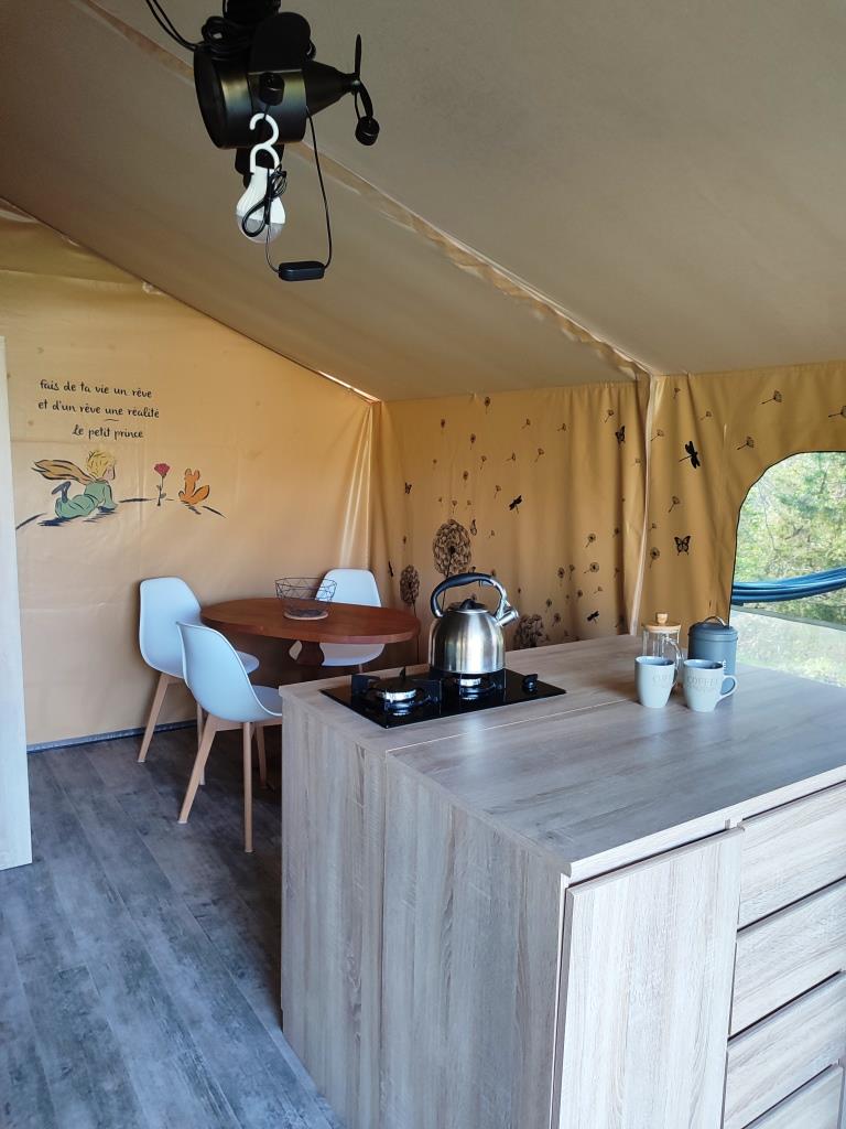 Tente Lodge Châtaigne : une immersion au cœur de la nature à Dun — salle de bain