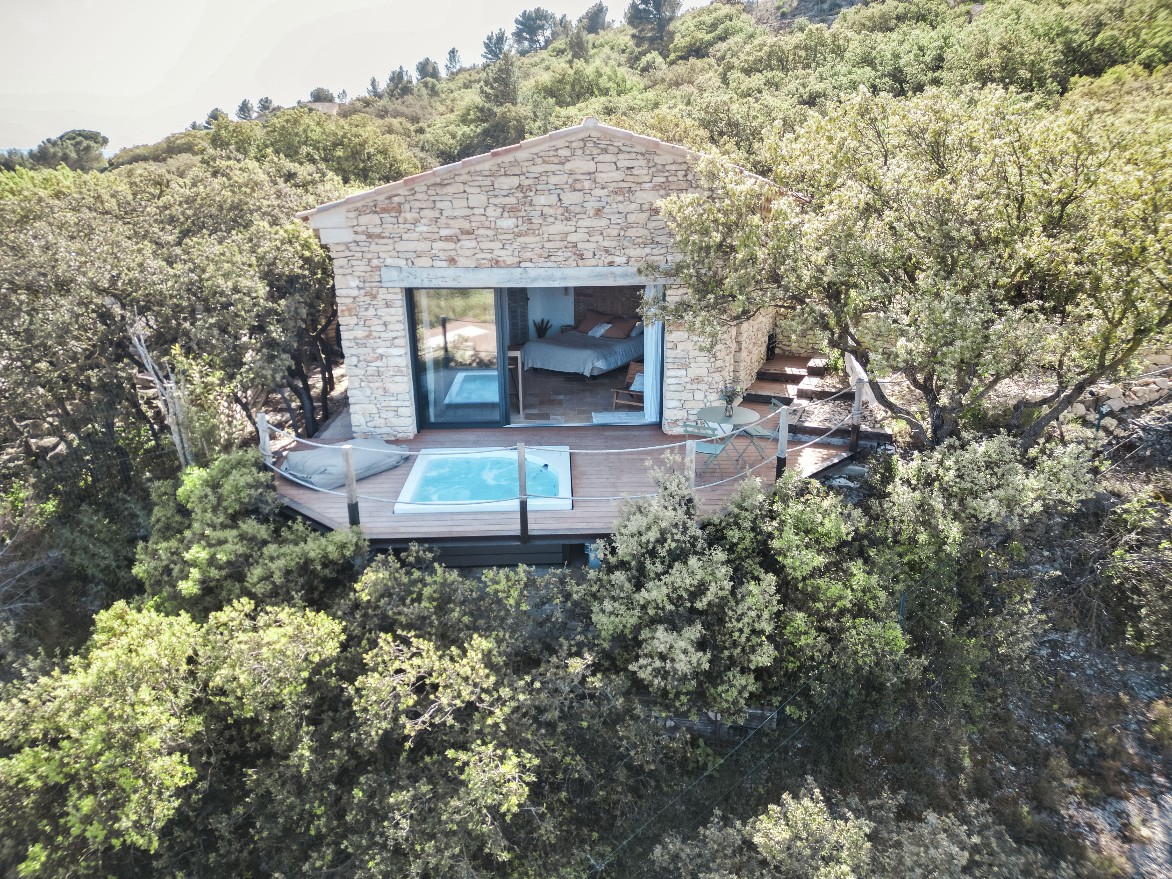 LE CABANON 2.42 — Cabanon avec spa et vue imprenable à Vaucluse à Fontaine-de-Vaucluse — chambre