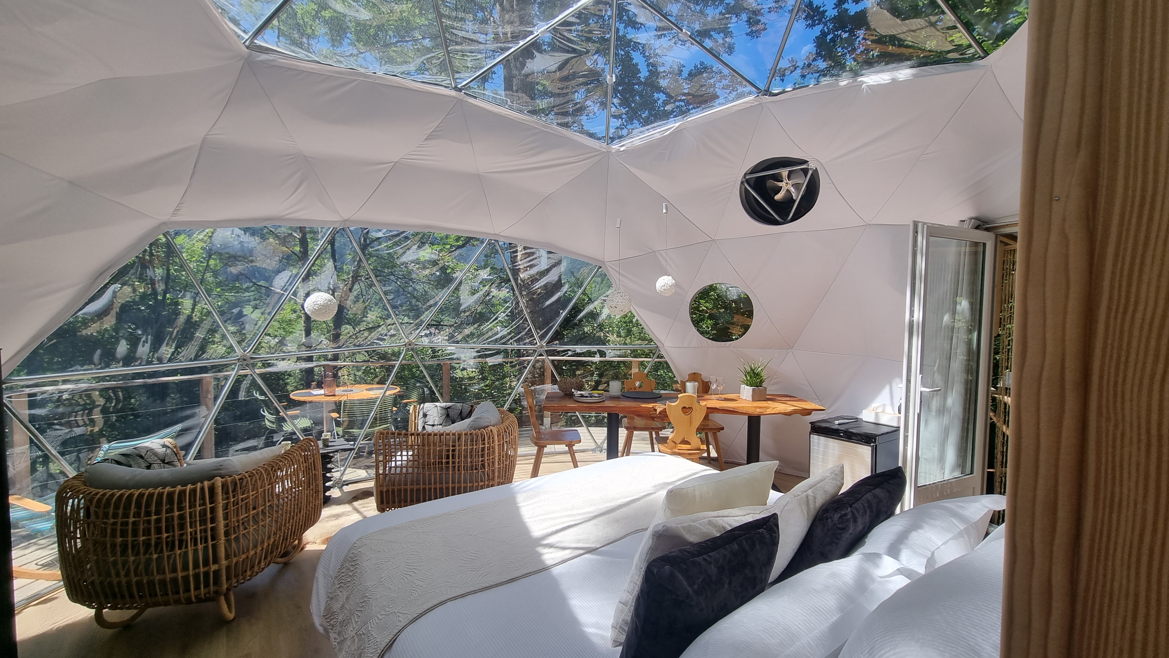 Dôme du Paradis — Nuit étoilée en Dôme avec spa en Haute-Savoie à Le Biot — détail architectural