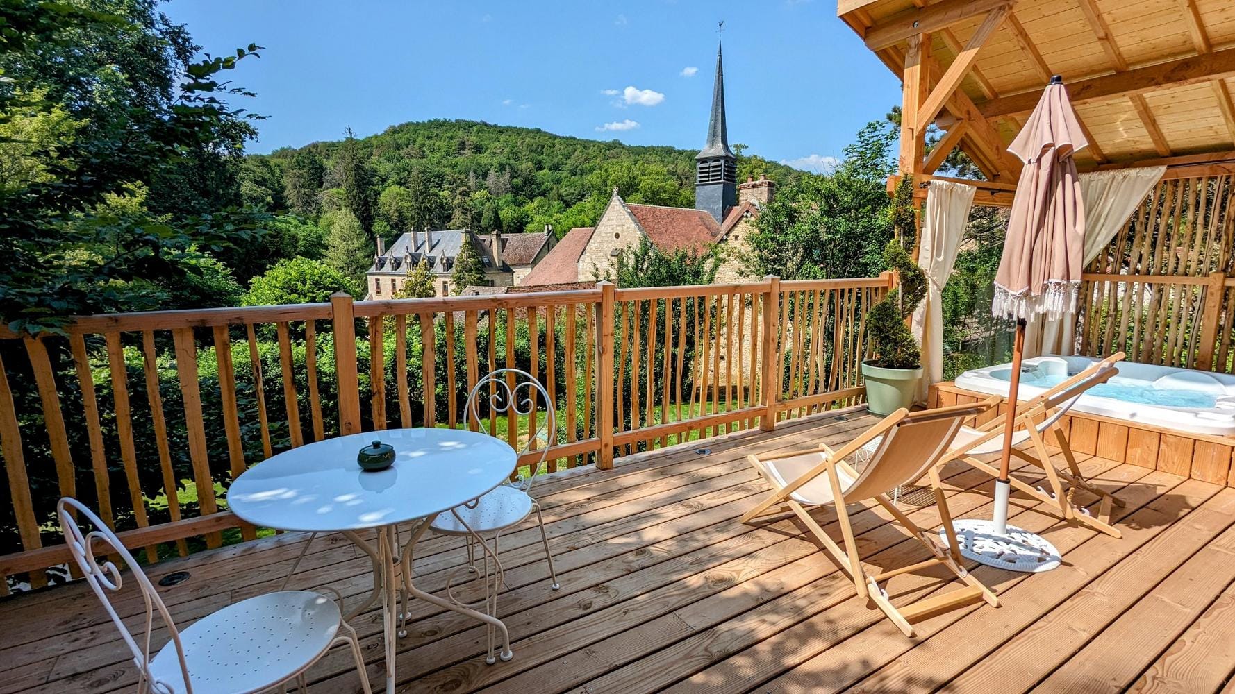 La cabane du Domaine des Ecus d'Or — Cabane sur pilotis avec spa à Côte-d'Or à Dijon — vue depuis la terrasse