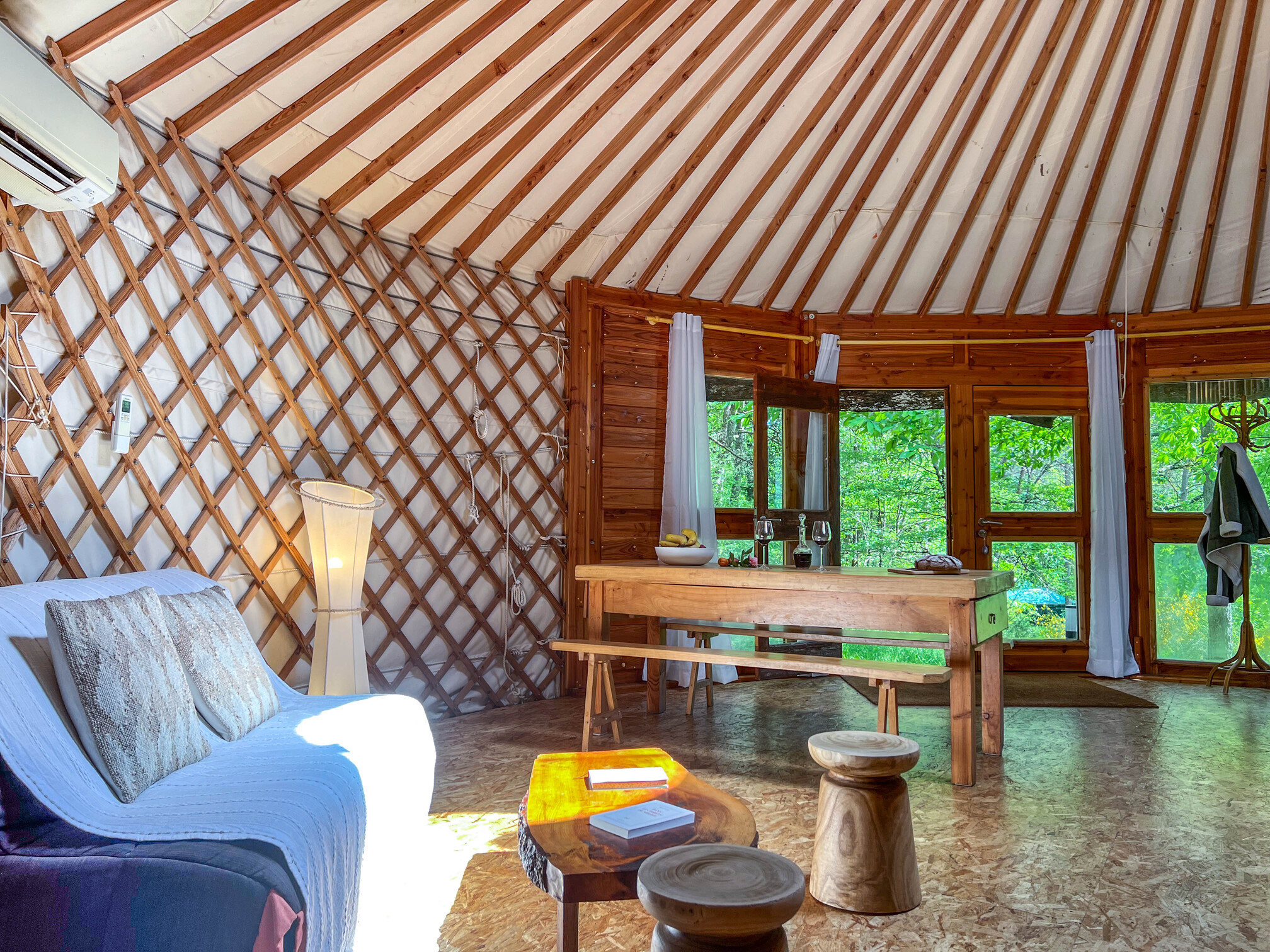 La Yourte Contemporaine : une expérience immersive en Auvergne