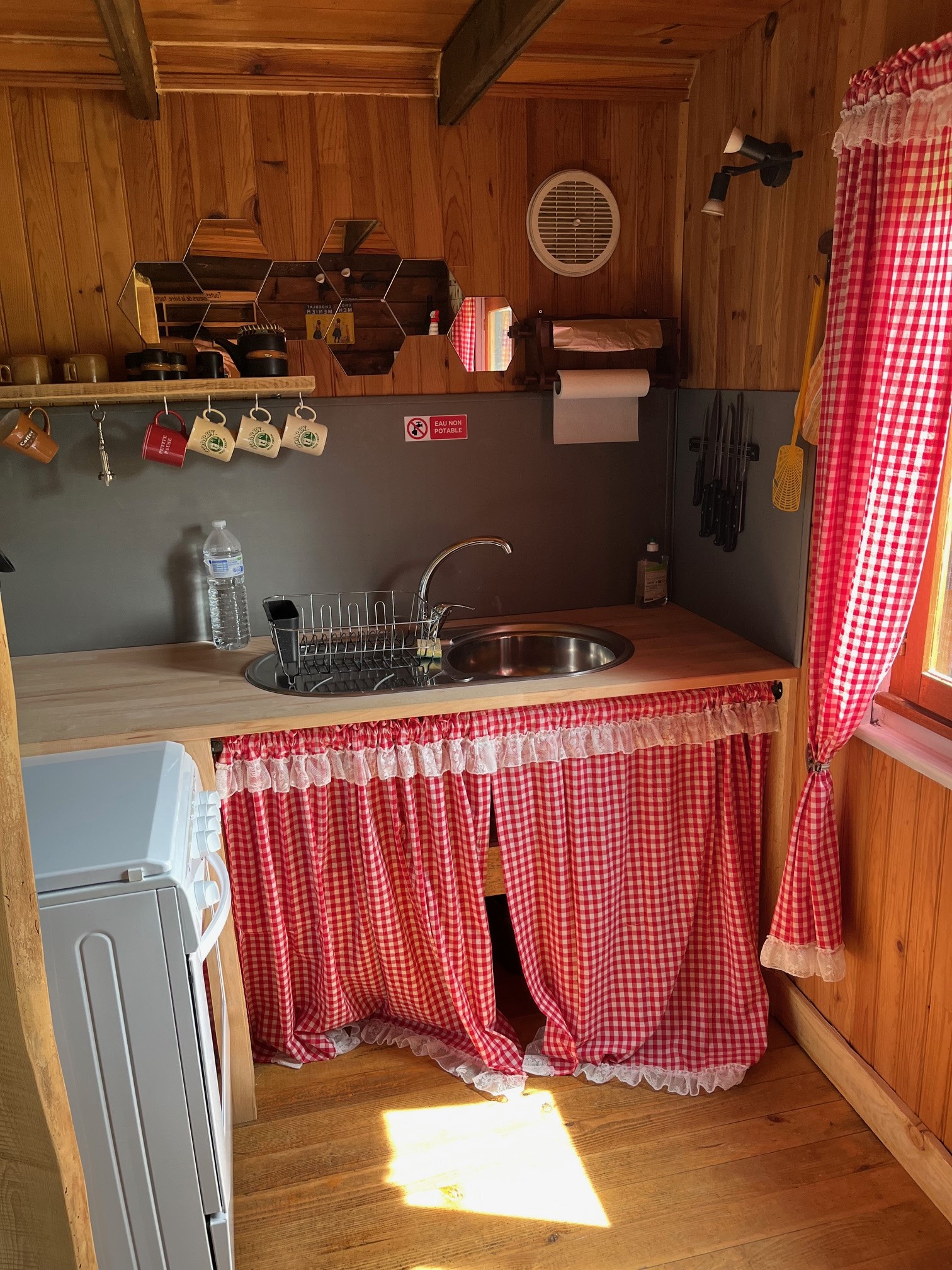 Chez Pacalo : un chalet romantique au cœur de l'Auvergne à Arlempdes — cuisine
