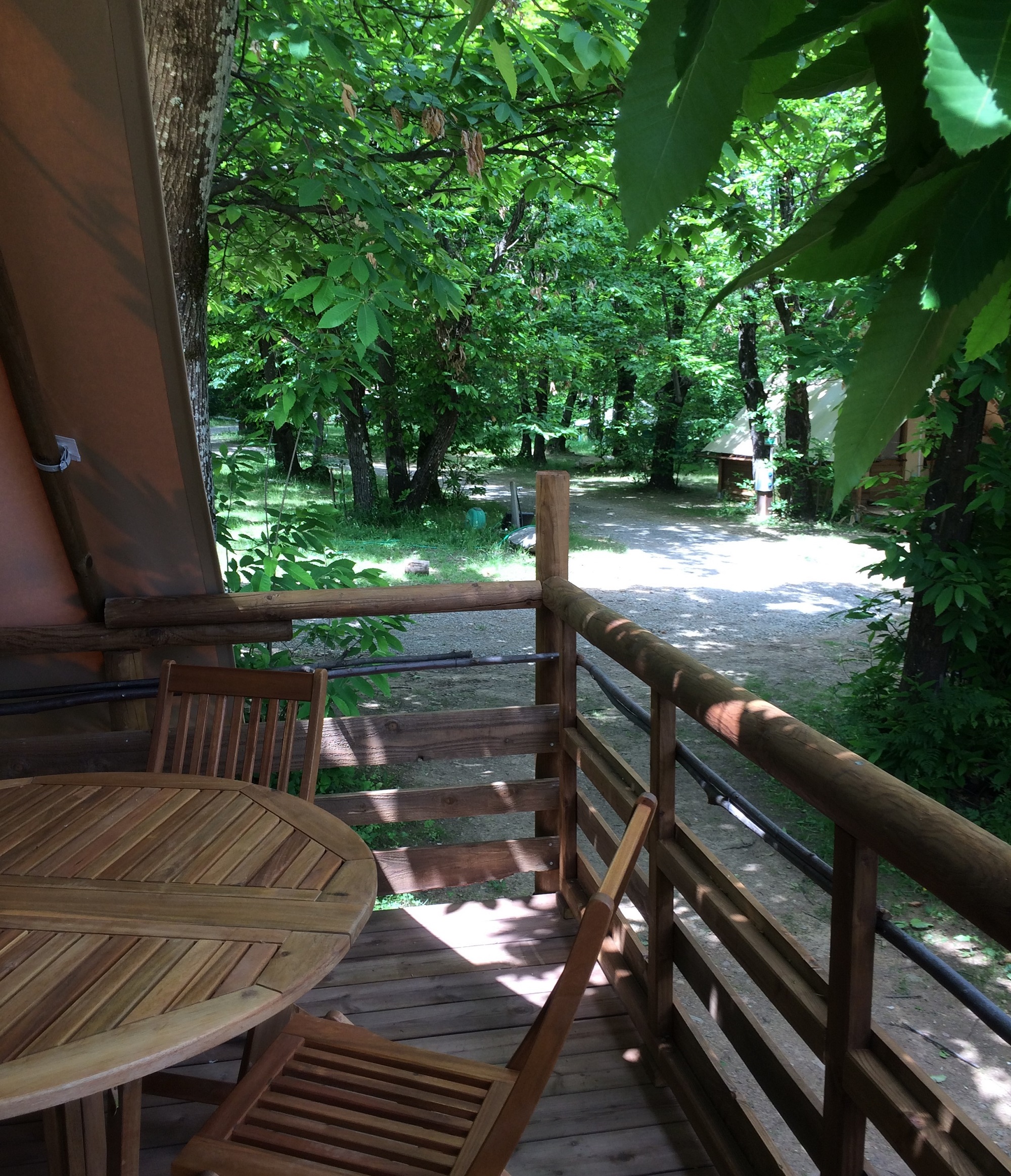 Cabane toilée sur pilotis — Séjour nature au Camping la Châtaigneraie en Ardèche à Le Teil — espace de vie