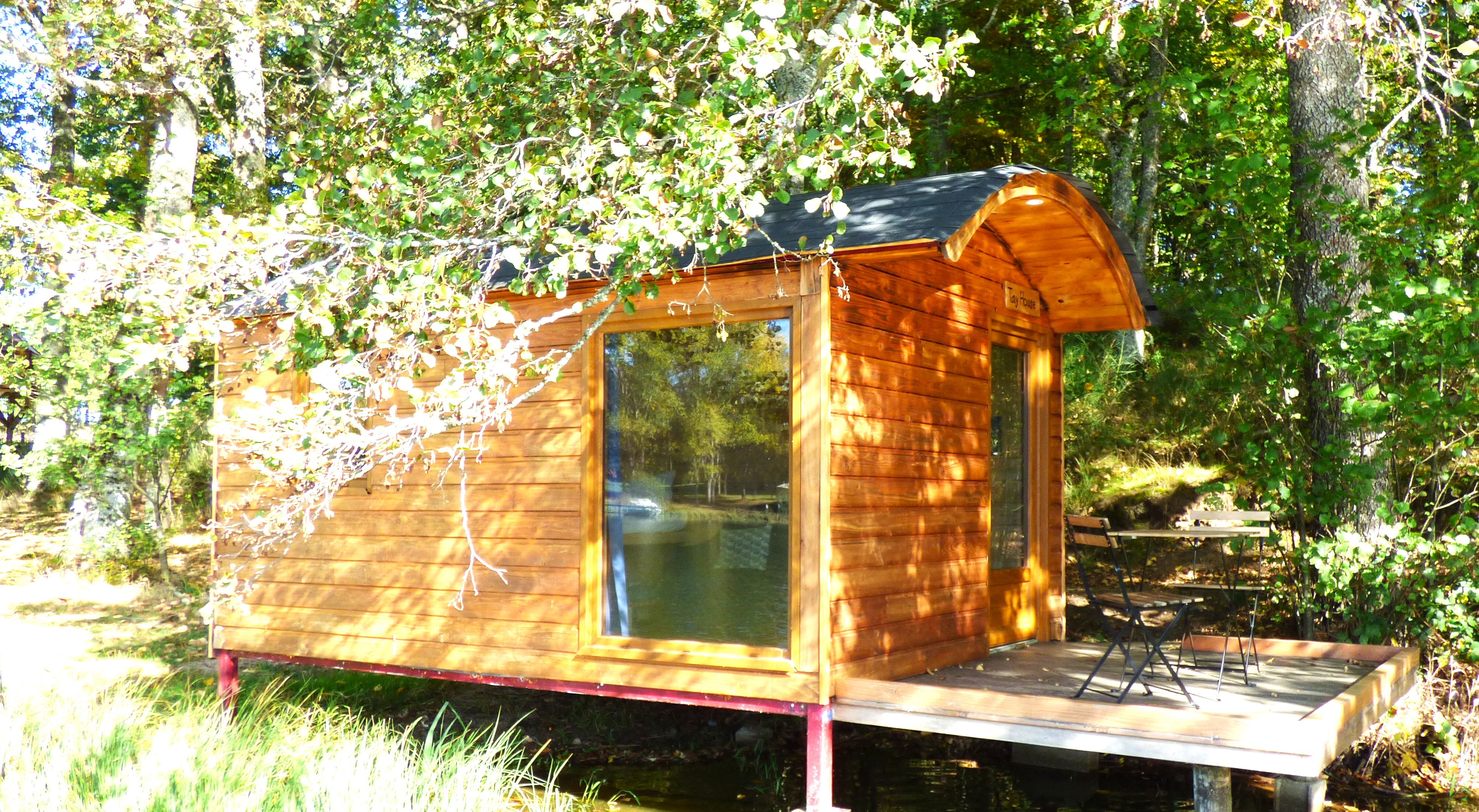 Évasion en Tiny House au bord d'un lac en Auvergne à Condat-En-Combraille — espace de vie