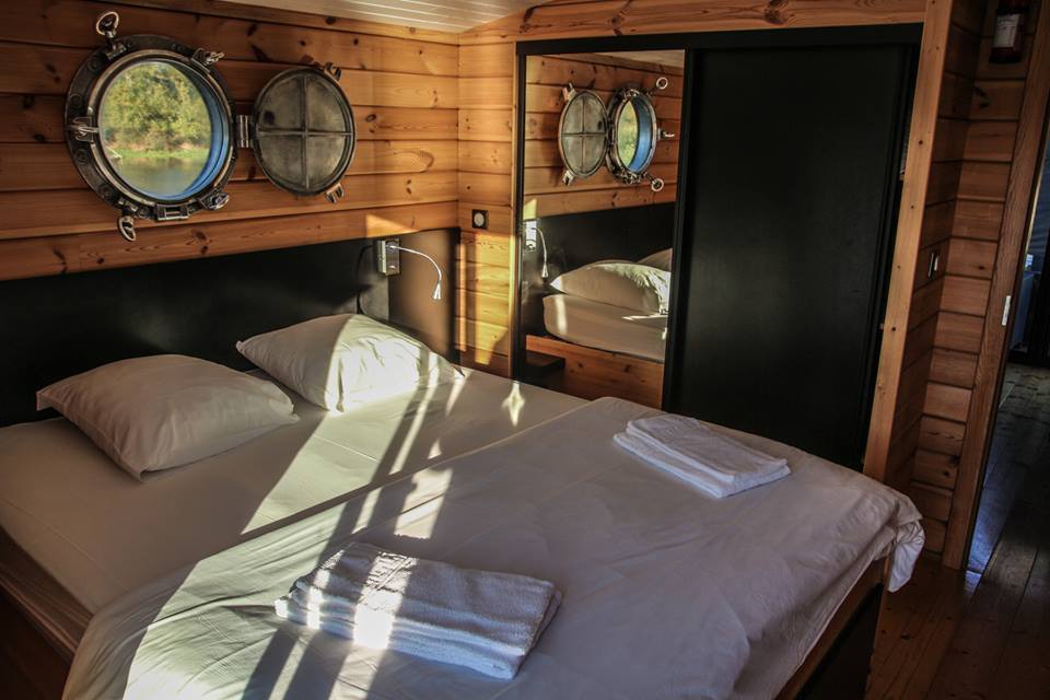 La Toue Accostée familiale : une cabane sur l'eau en Auvergne à Chassenard — espace de vie
