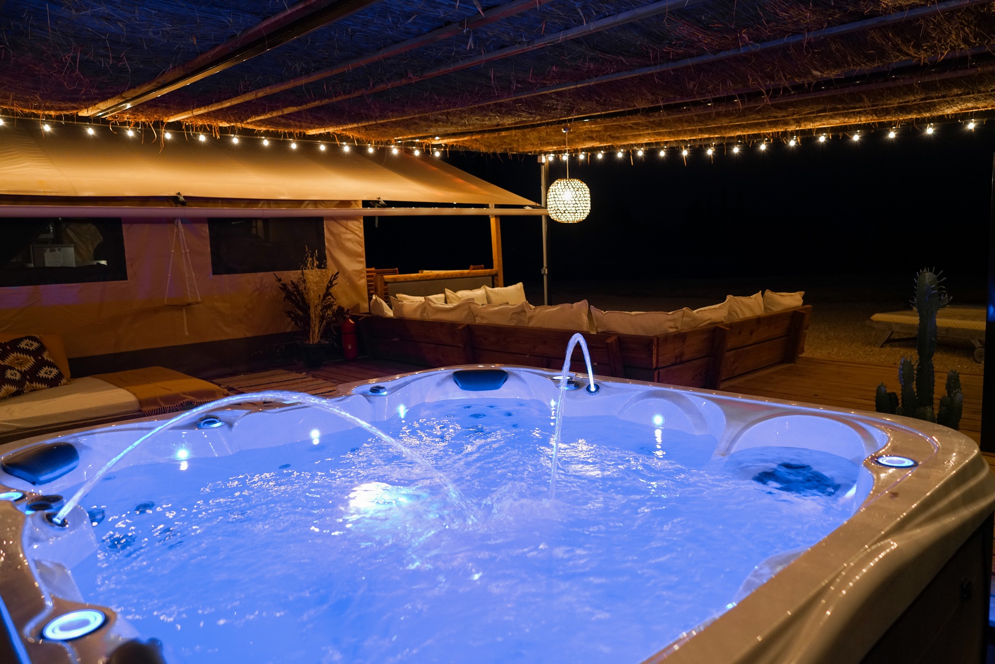 Évasion bohème : cabane avec spa privatif en Provence à Saint-Maximin-La-Sainte-Baume — détail architectural