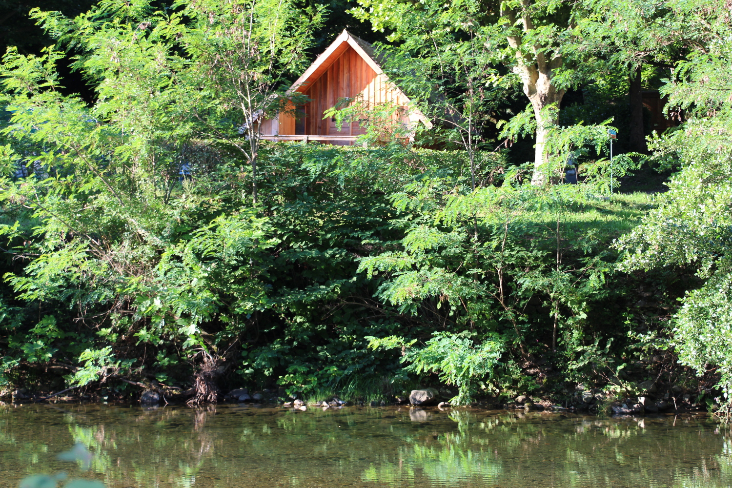 Cabane châtaigne Pellegrine : une évasion au bord de la rivière à Peyremale — vue intérieure