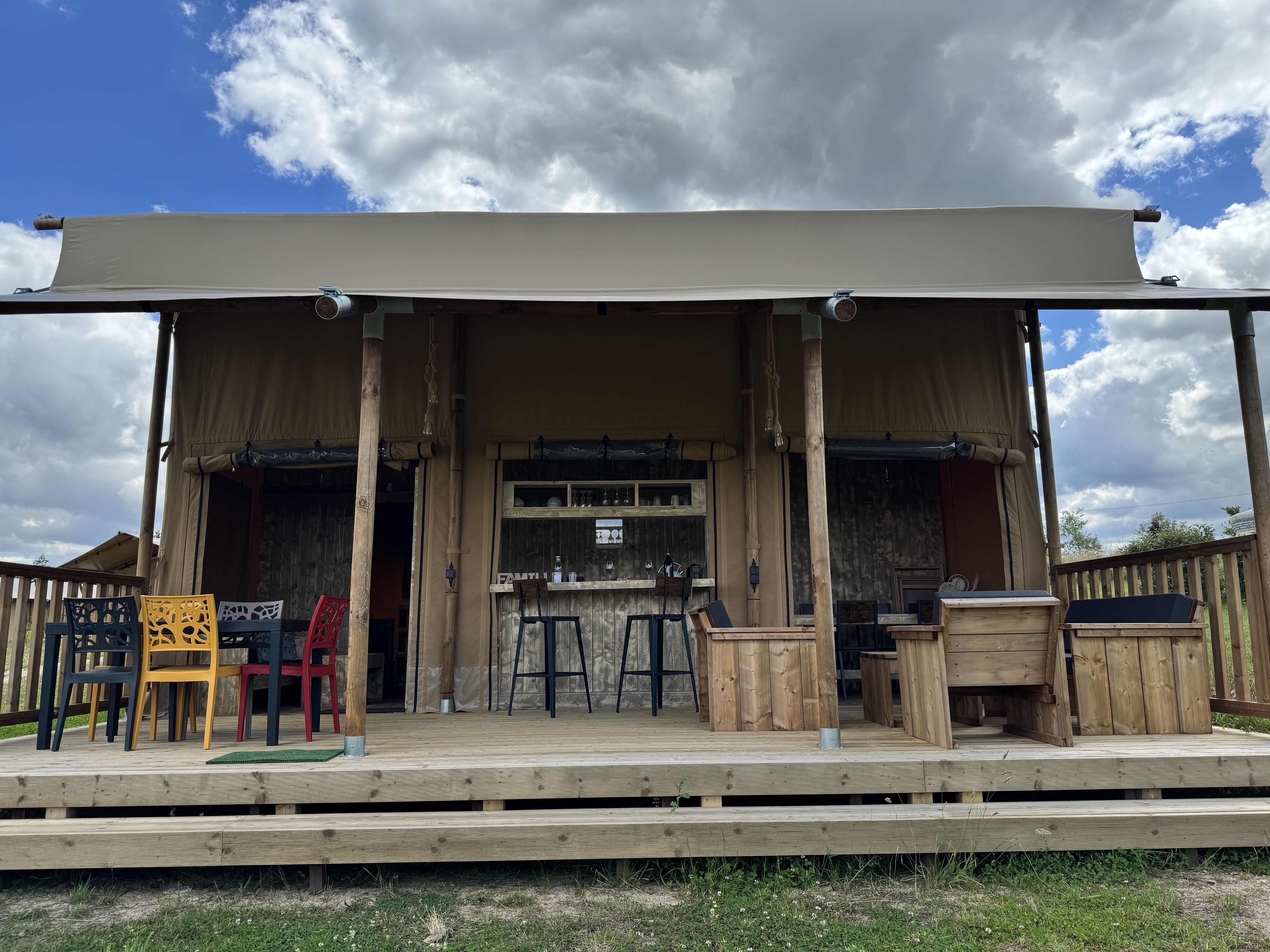 Tente Safari Lodge : une immersion au cœur de la nature en Centre-Val de Loire à Chisseaux — vue intérieure