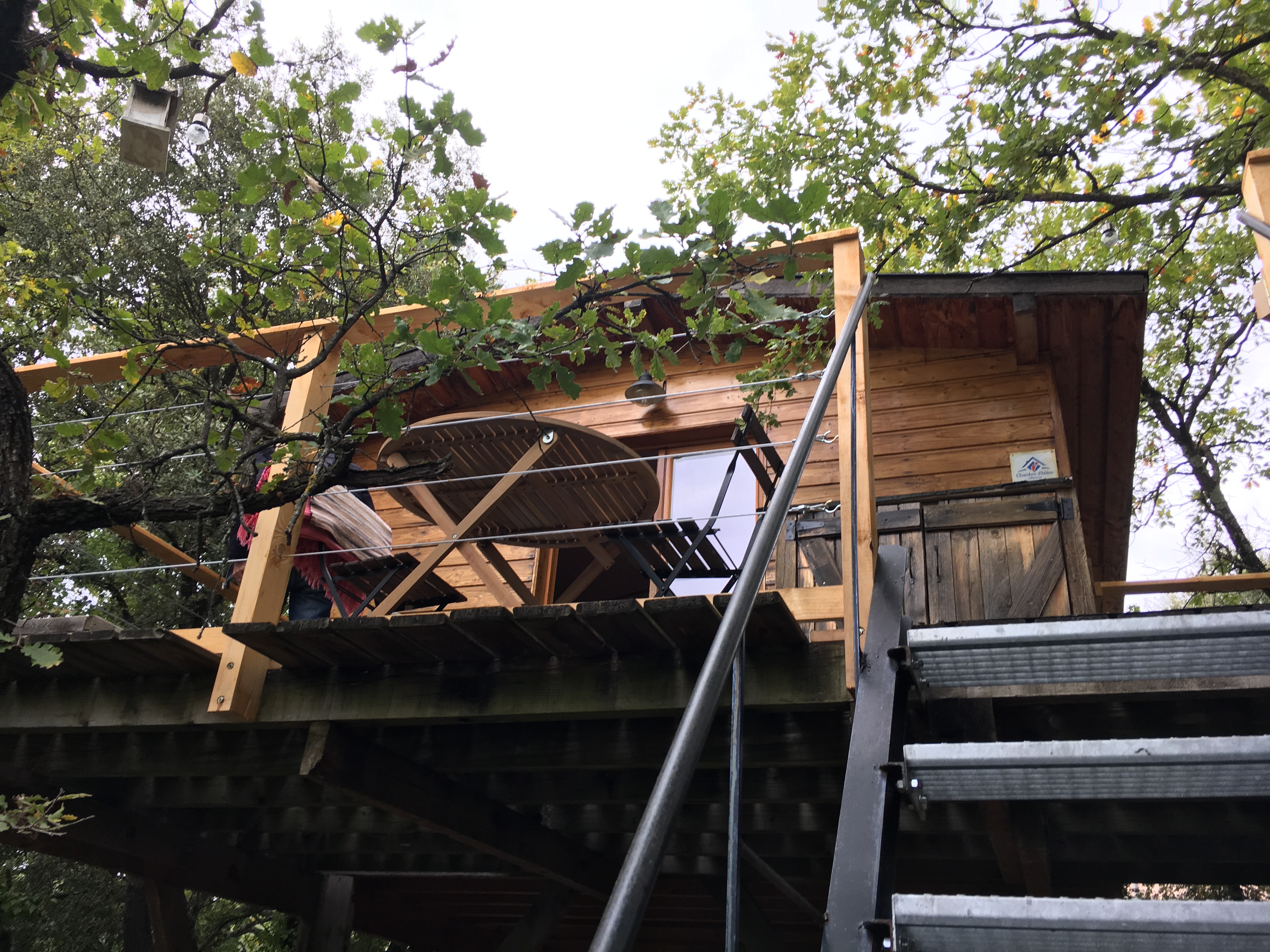 La Cabane des Amoureux : une échappée romantique sur pilotis à Barjols — cuisine