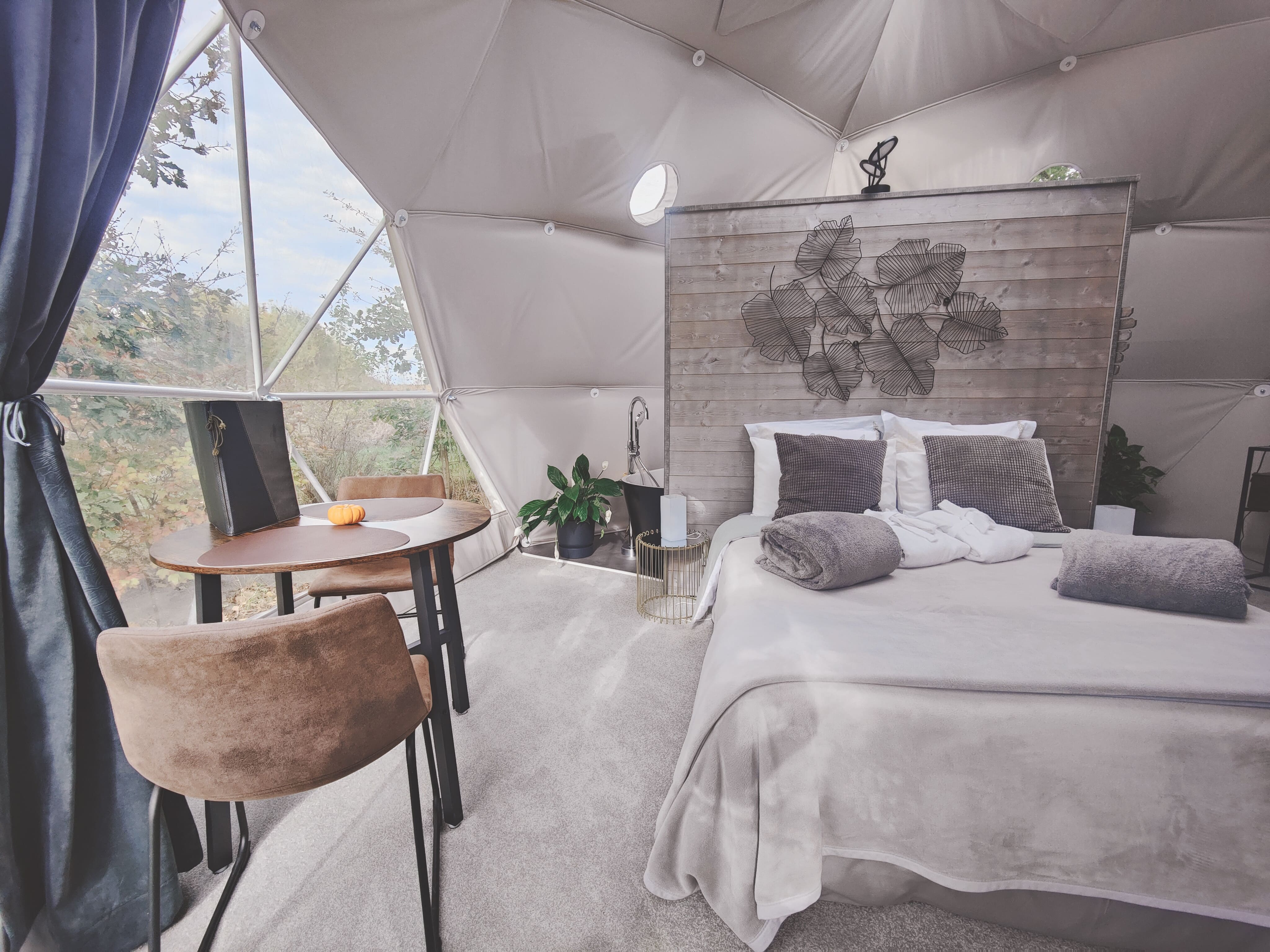 Dôme Évasion — Nuit étoilée avec spa à Lot-et-Garonne à Agen — espace de vie