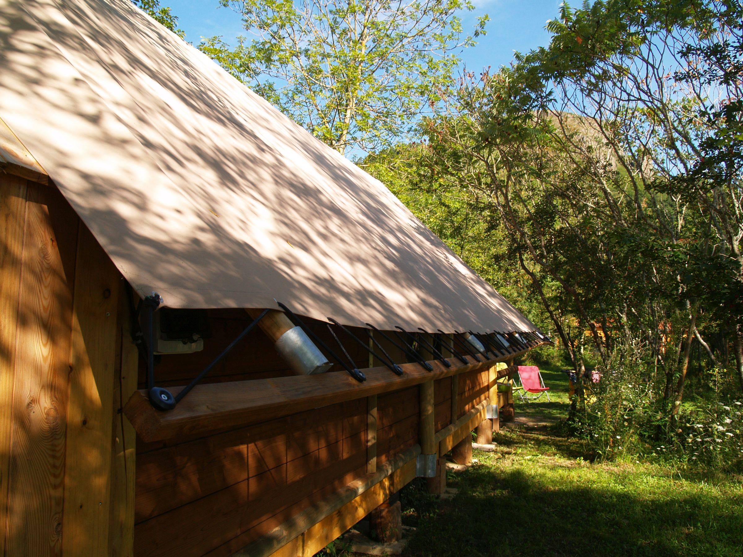 La Tente Robinson : un lodge safari au cœur de l'Auvergne à Chamalières-Sur-Loire — vue intérieure