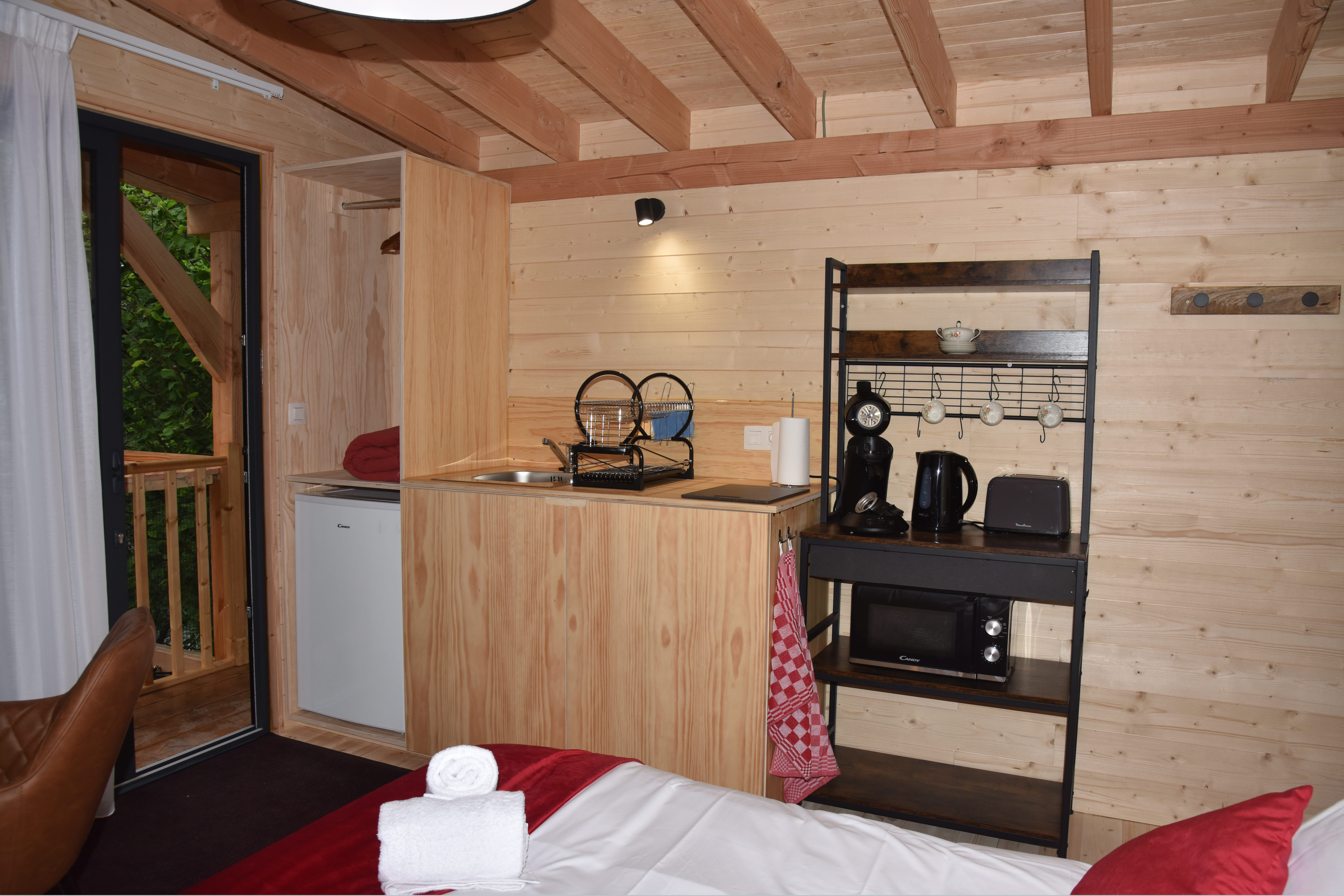 Évasion en cabane sur pilotis avec spa en Auvergne à Vic-Le-Comte — cuisine