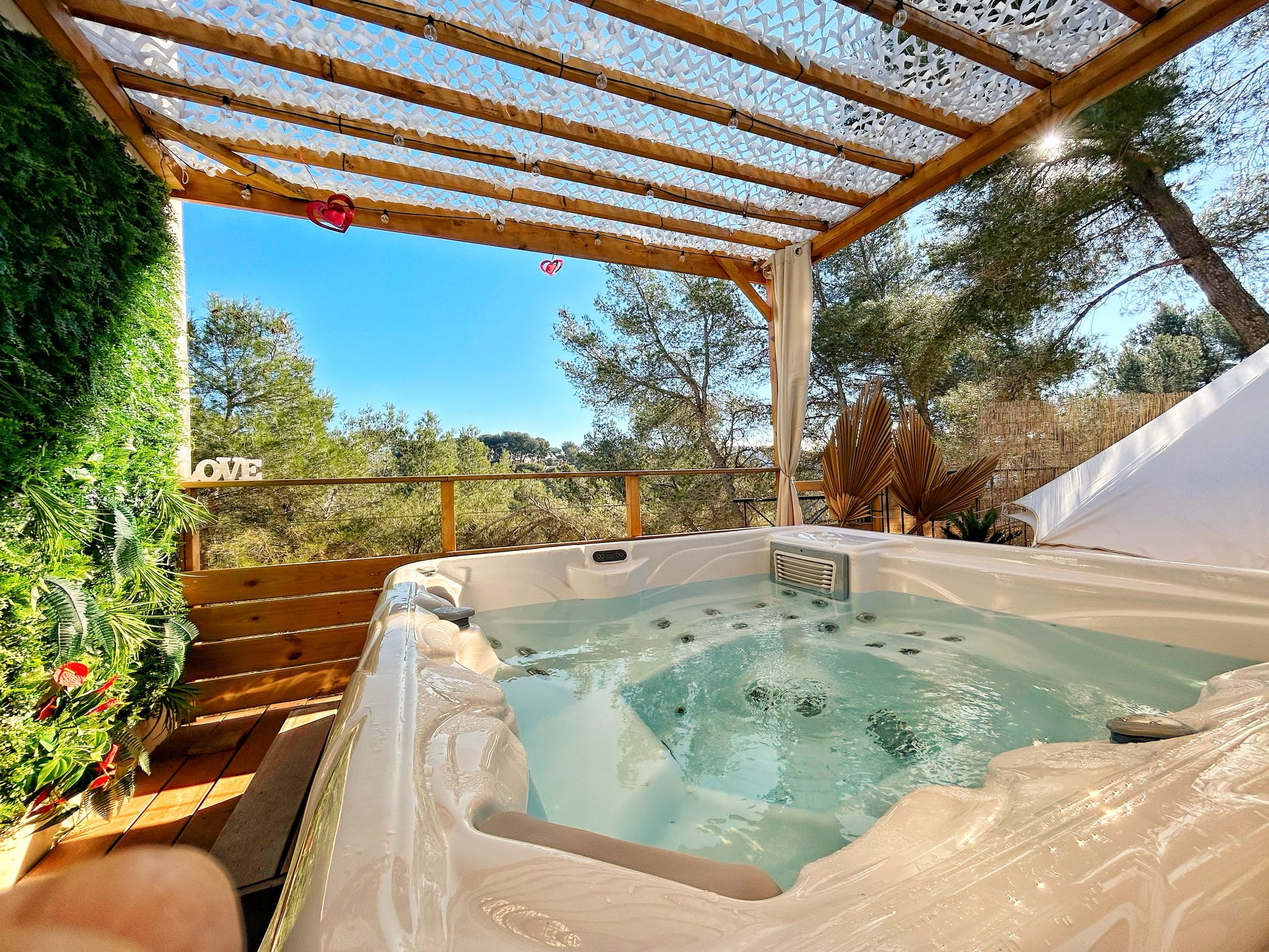 La tente lodge spa de MFG — Tente lodge avec jacuzzi à Cantaron à Nice — chambre