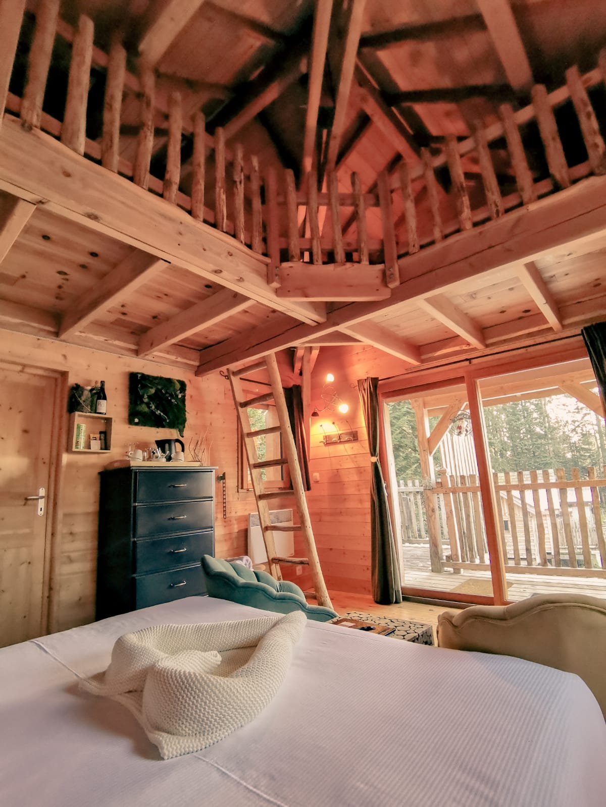 Lodge Confort Spa — Cabane dans les arbres avec jacuzzi à Haute-Savoie à Larringes — espace de vie