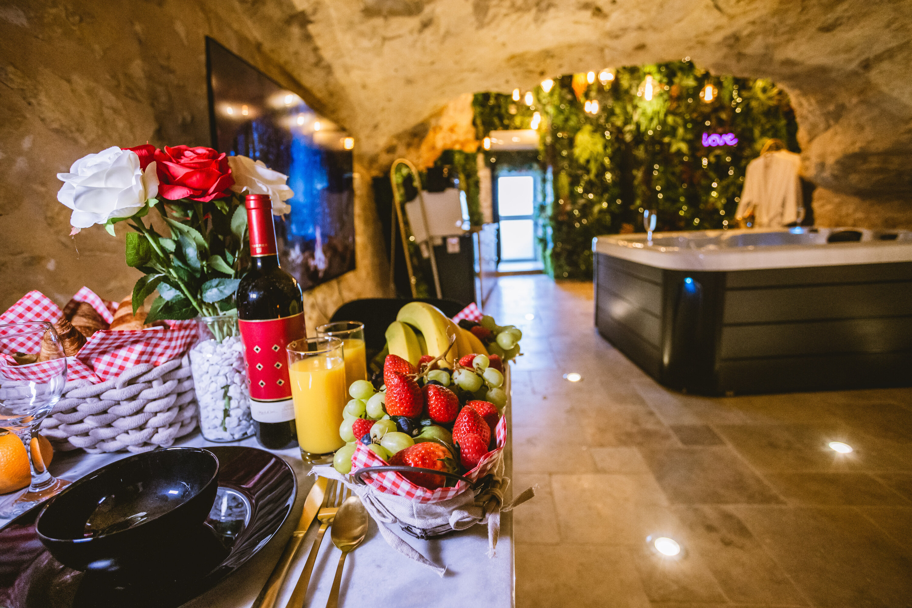 La Grotte Fleurie & Spa — Maison troglodyte avec jacuzzi en Dordogne à Alles-sur-Dordogne — espace de vie