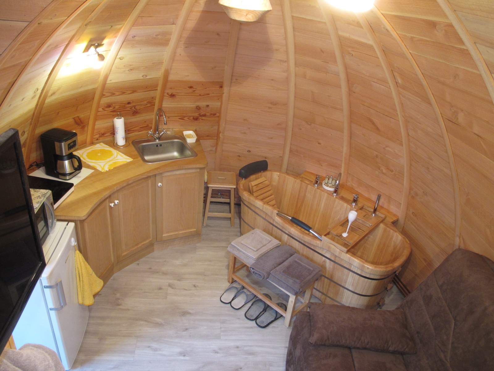 La Cabane Pom de Pin : une escapade enchantée en pleine nature à Chennegy — chambre