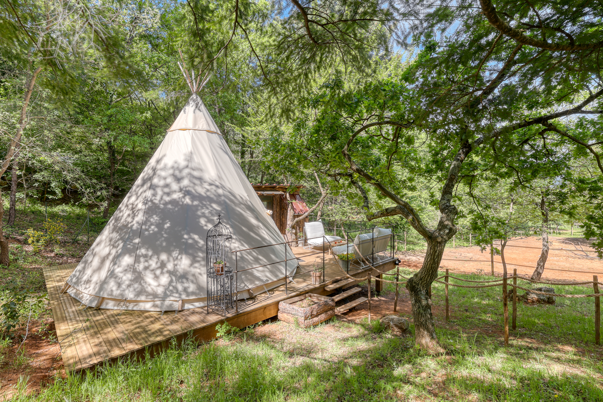 La Tribu des Ocres — Nuit conviviale dans un Tipi avec terrasse à Vaucluse à Fontaine-de-Vaucluse — vue intérieure