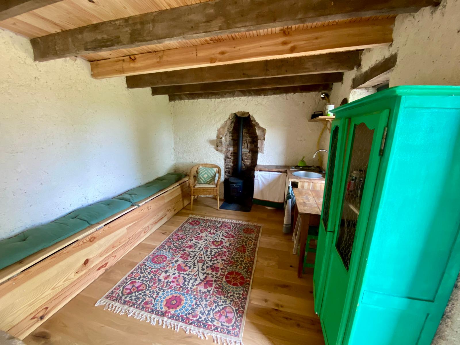 Cabane autonome dans les bois — Séjour nature à Saône-et-Loire à La Chapelle-du-Mont-de-France — espace de vie
