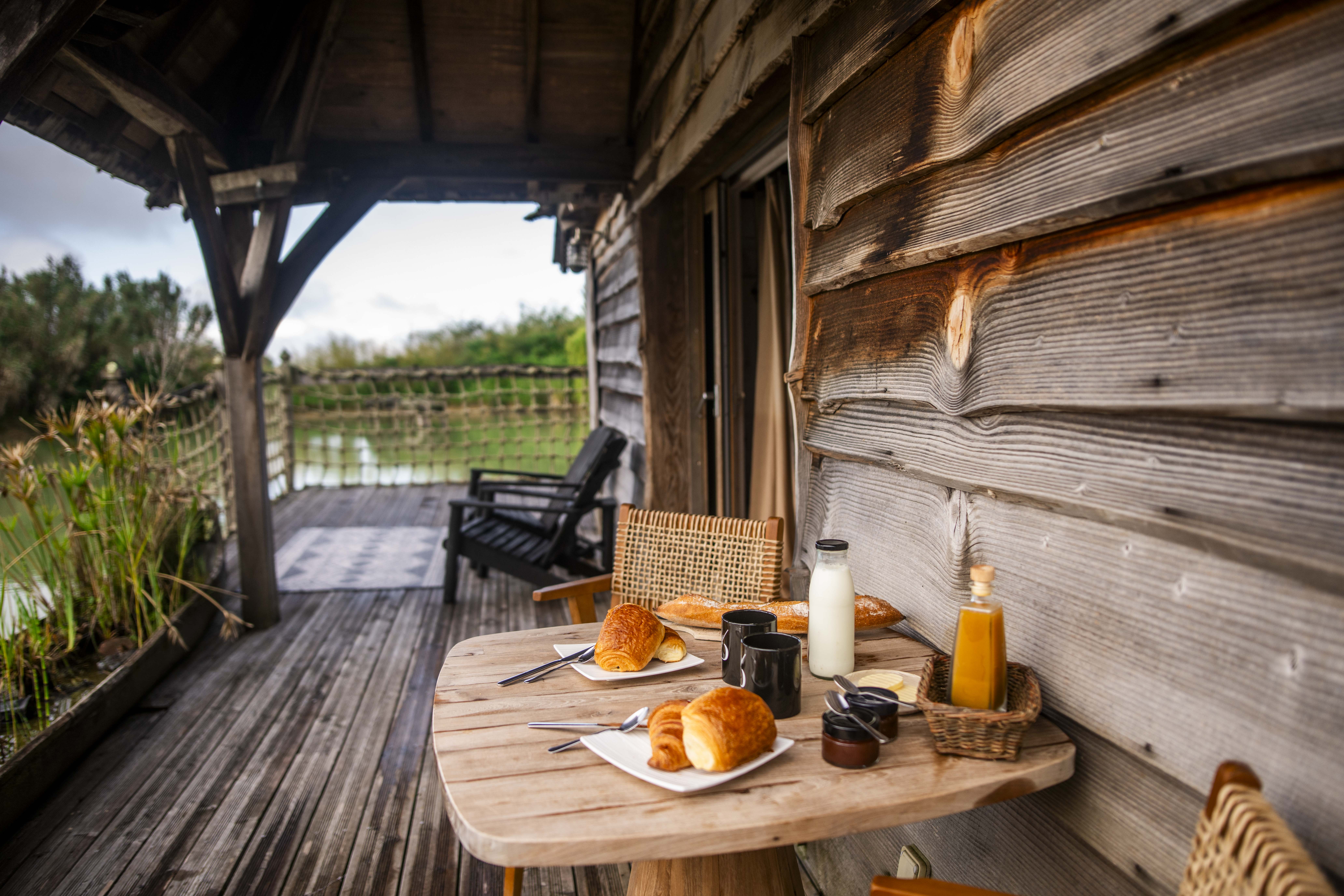 Cabane Château Biron & spa : une évasion sur l'eau en Aquitaine à Beaumontois En Perigord — chambre