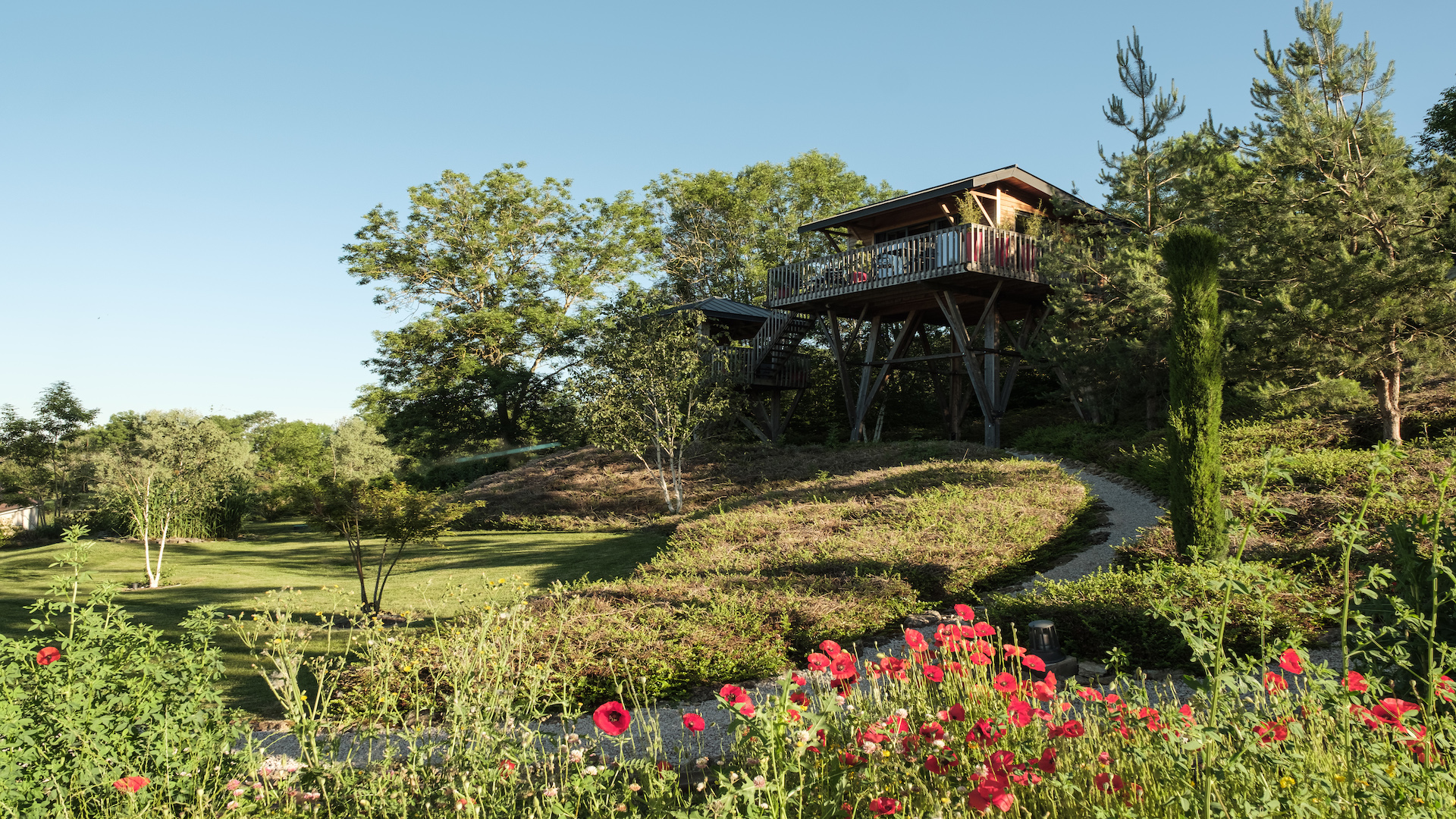 Évasion en cabane sur pilotis avec spa privatif en Bourgogne à Jouey — vue intérieure