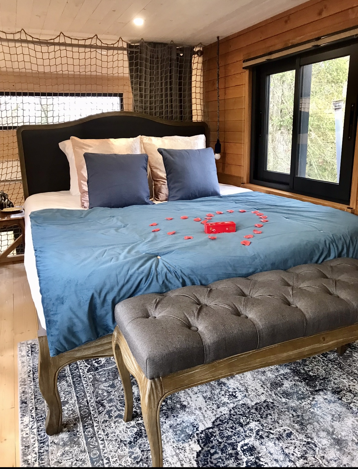 Nymphea & Spa : une cabane sur pilotis pour une évasion romantique à Malicornay — salle de bain