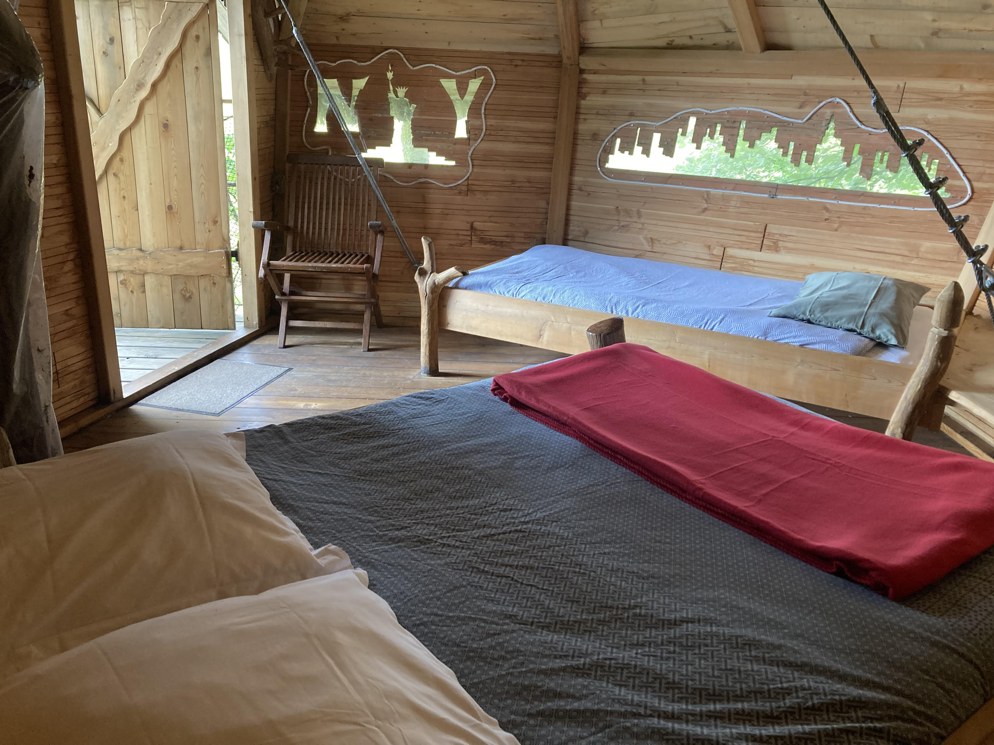 Cabane New-York — Nuit perchée à 7m au-dessus d'un ruisseau en Mayenne à La Baconnière — détail architectural