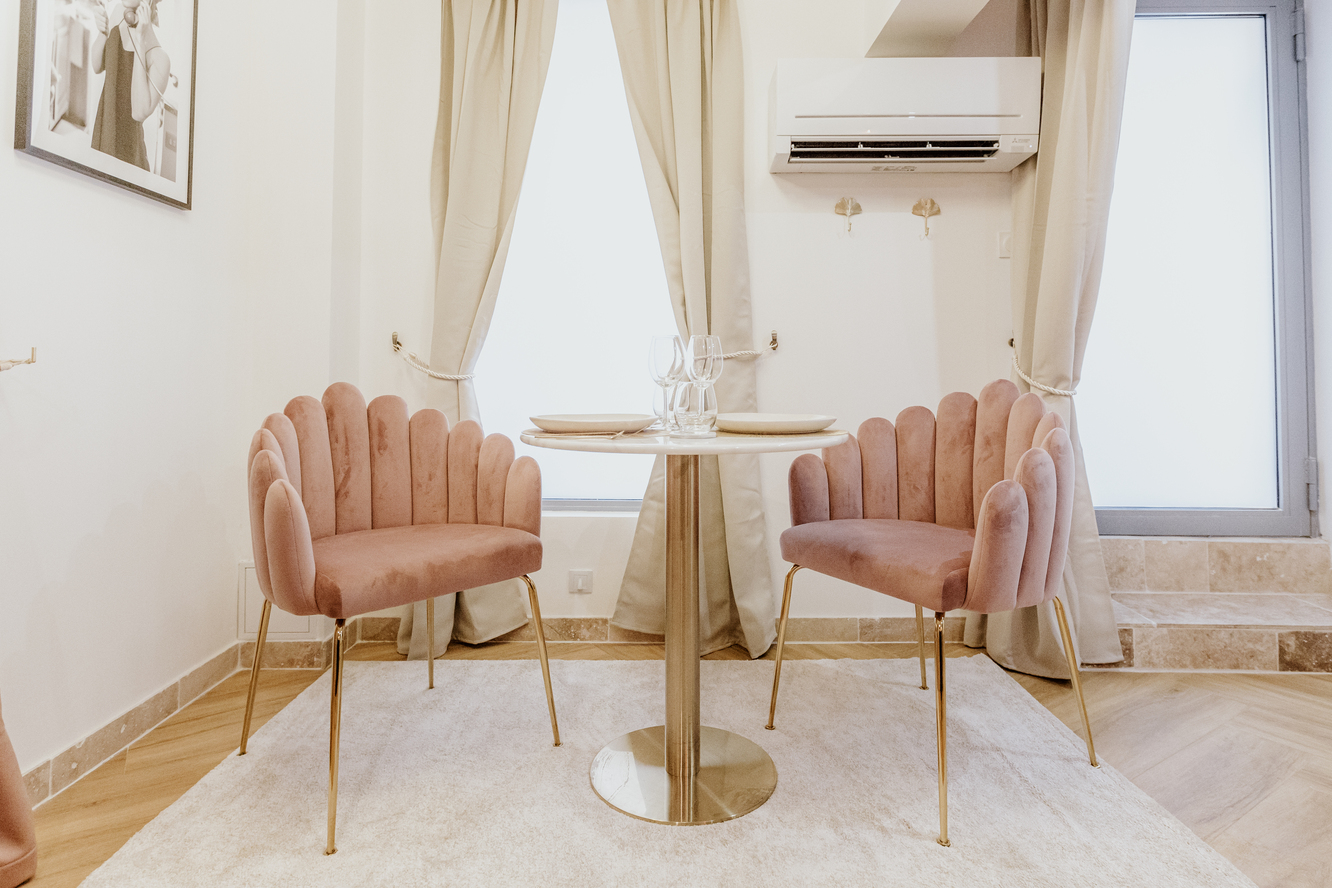Évasion sensorielle dans une suite de luxe avec spa privatif à Montpellier — espace de vie