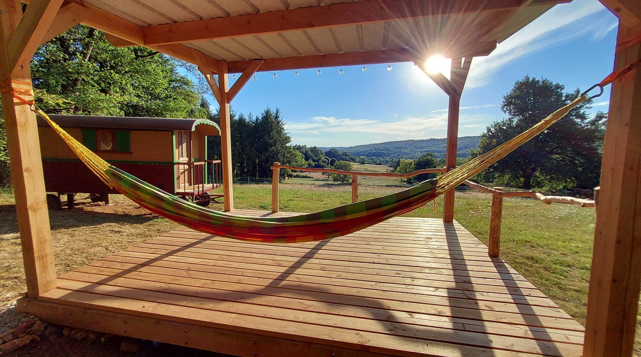 La roulotte du bonheur — Roulotte avec vue panoramique à Dordogne à Coursac — vue intérieure
